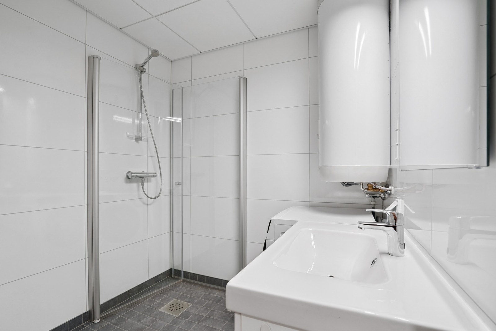 Varmtvannsbereder er byttet til ny fra kvalitetsmerket OSO. Her er det også opplegg for vaskemaskin. Galleribilde