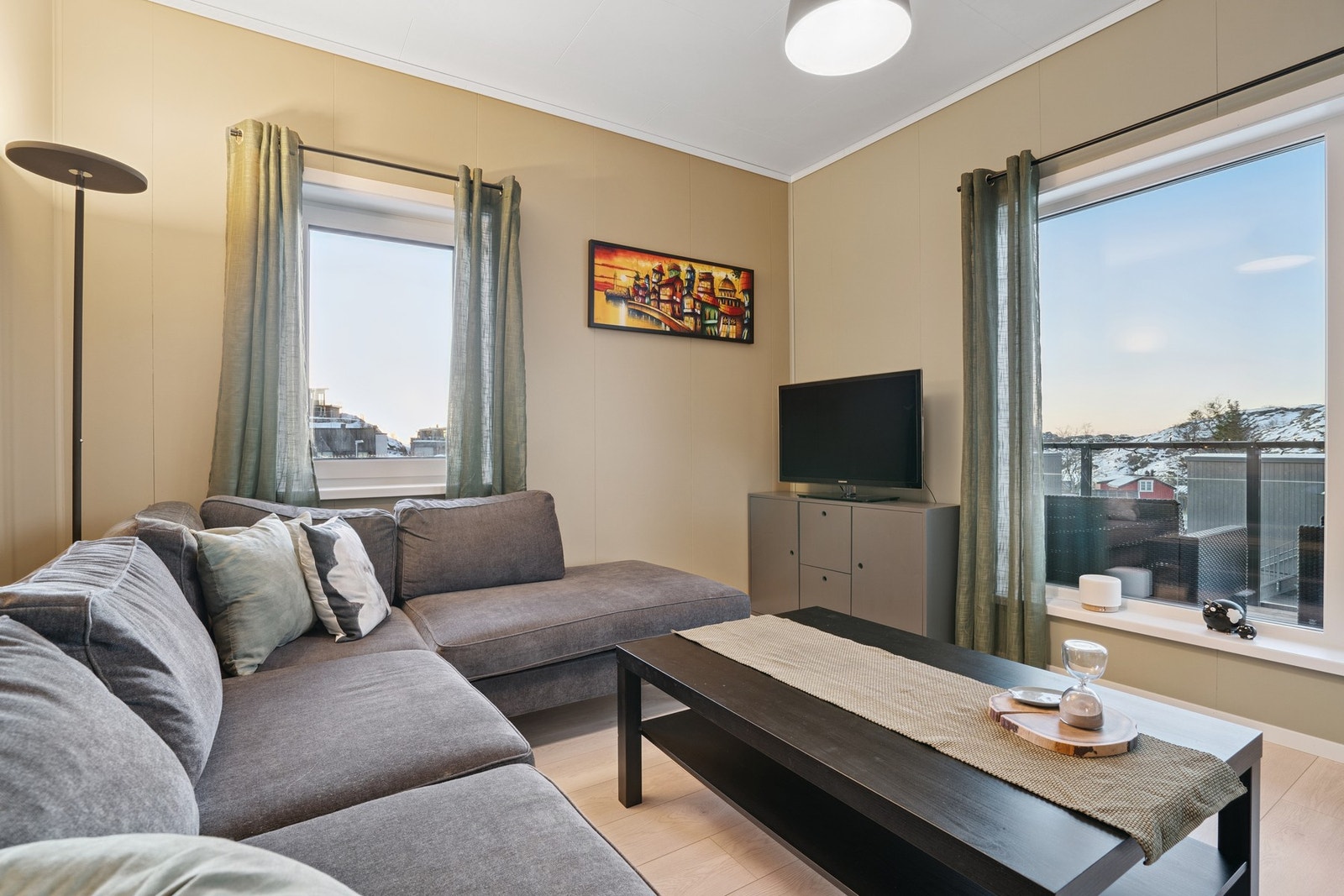 Rommet er inndelt i naturlige sittesoner med plass til både sofa- og spisegruppe. Galleribilde