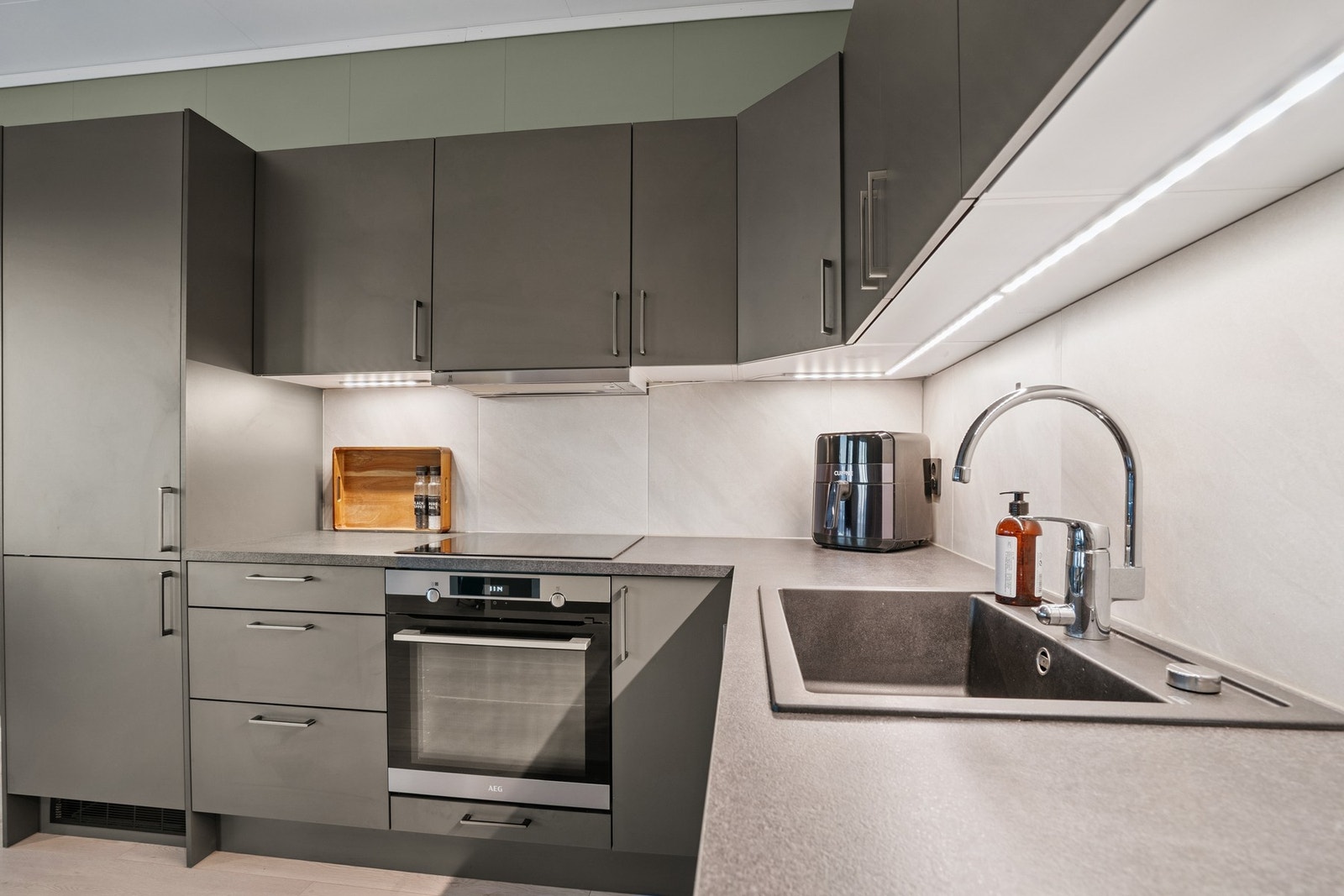 Ekstra belysning montert under overskap. Galleribilde