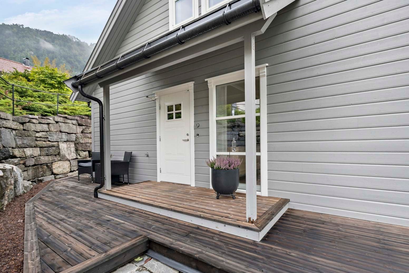 Her er det enkelt å ta seg i kring huset. Fin terrasse mot vest, ved inngangspartiet. Galleribilde