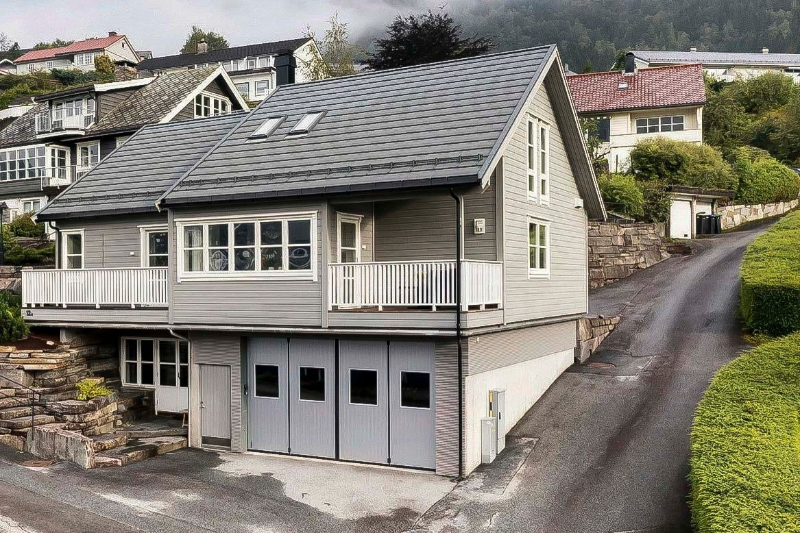 Garasjen har sidehengsla portar. Dei fleste bubilar kan parkere her, ved sidan av dei fleste typar personbilar. Galleribilde