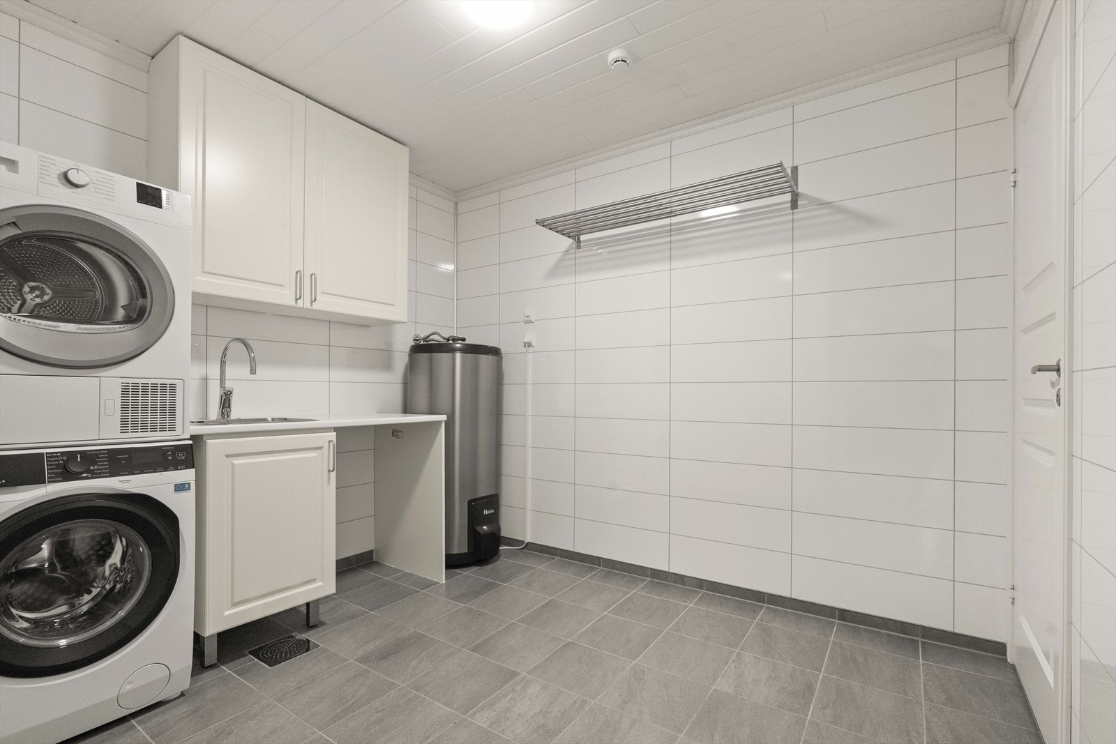 Vaskerommet er også av god storleik og har praktisk innreiing. Galleribilde