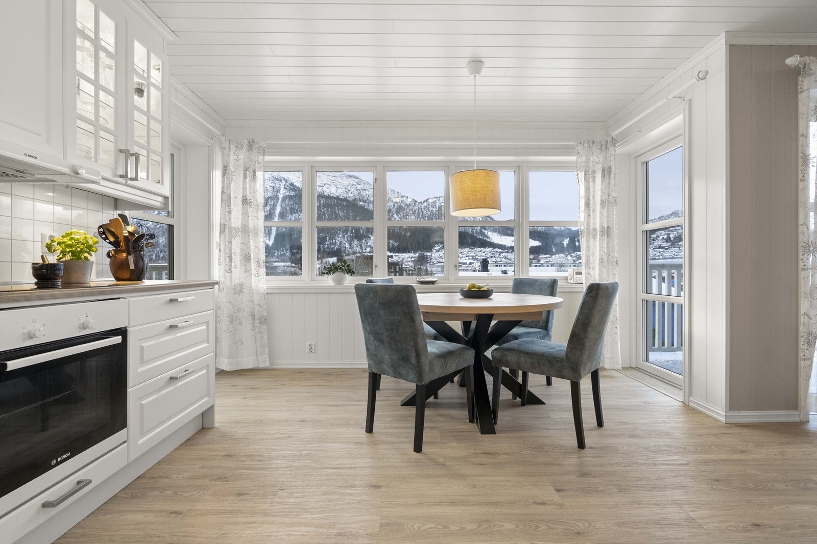 Ved spiseplassen er det fint utsyn mot sentrum. Galleribilde