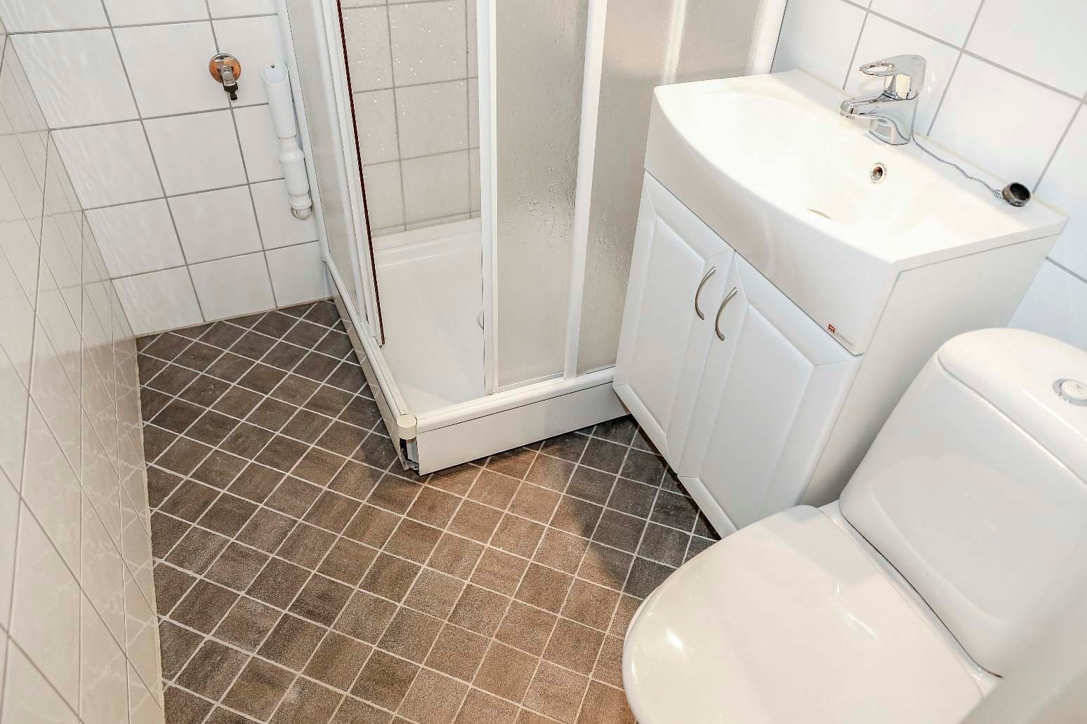 Badet er heilflisa og har opplegg for vaskemaskin. Galleribilde