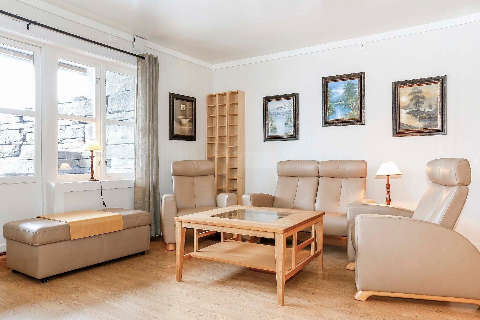 Hyebelen er pr. i dag utleigd for kr 8 500,- pr. mnd. (inkludert straum og fiber). Galleribilde