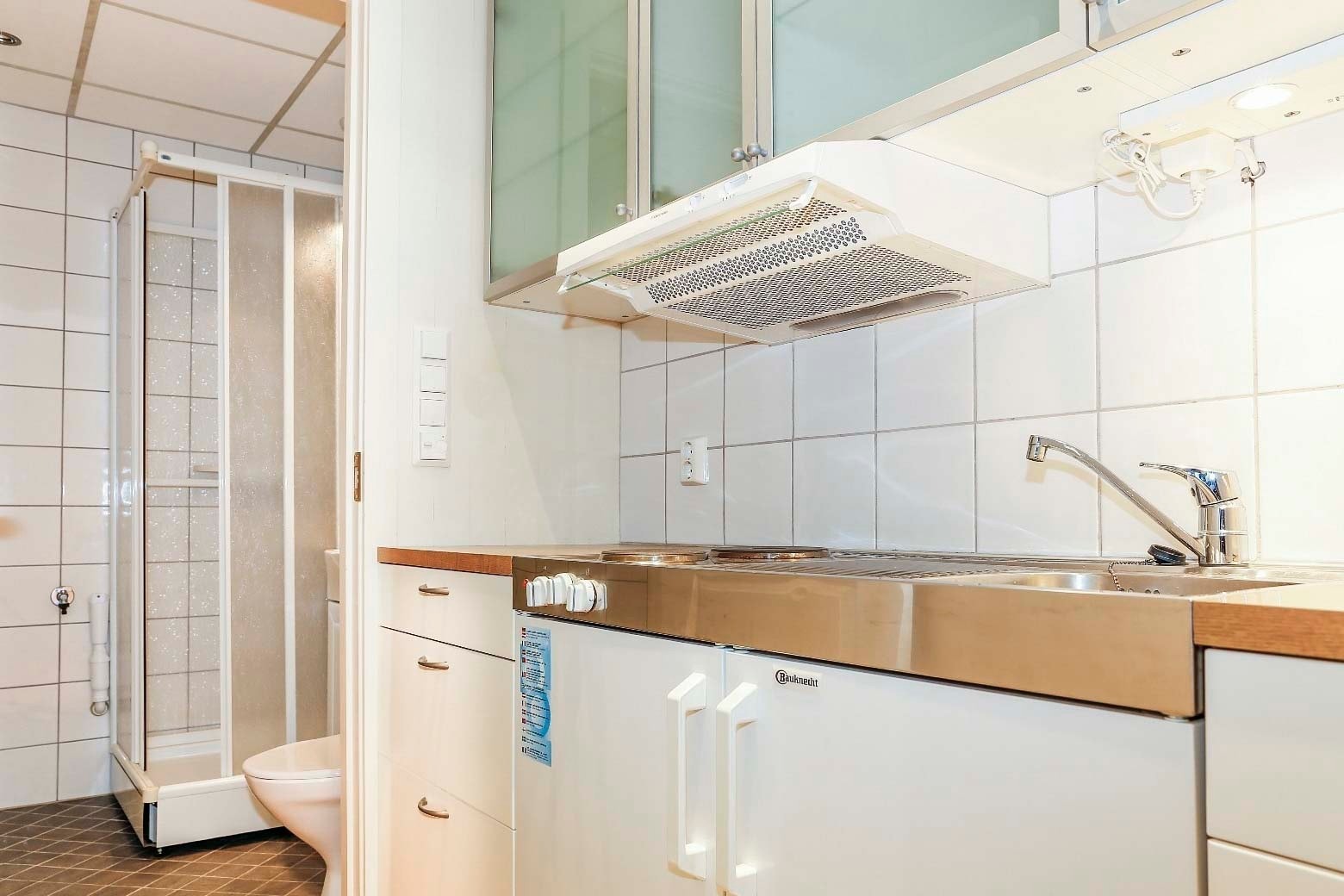 Hybel kjøkken og bad i enden. Galleribilde