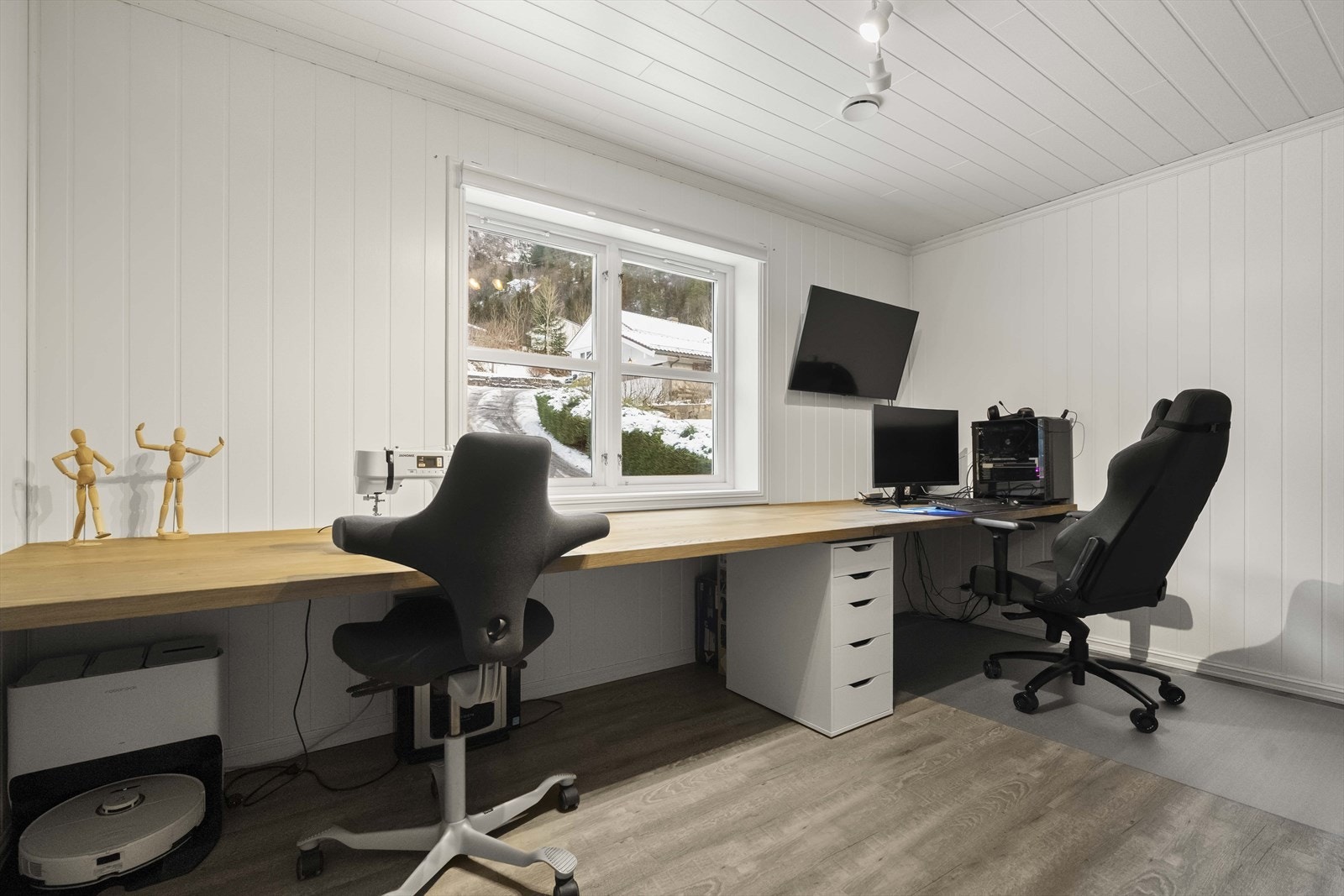 Det er 5 soverom i hovuddelen. Det eine er i dag nytta som hobbyrom/kontor. Galleribilde