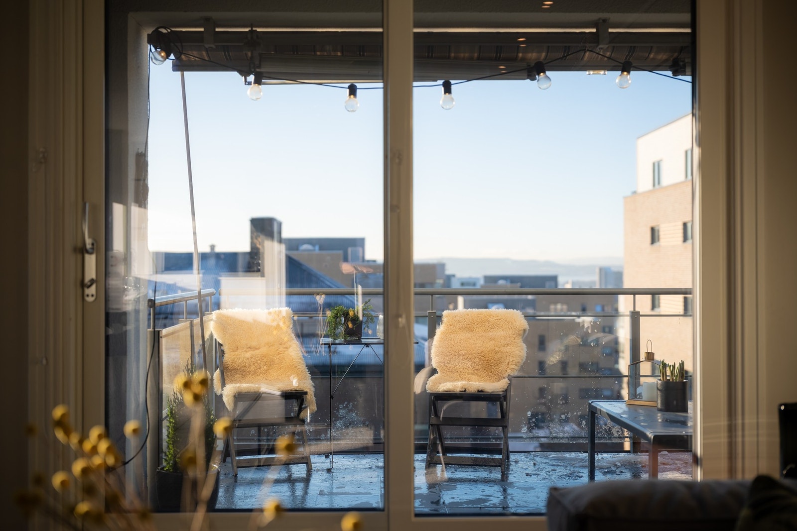 Skyvedøren kan åpnes helt opp og gir med det en følelse av en ekstra stue på sommeren. Galleribilde