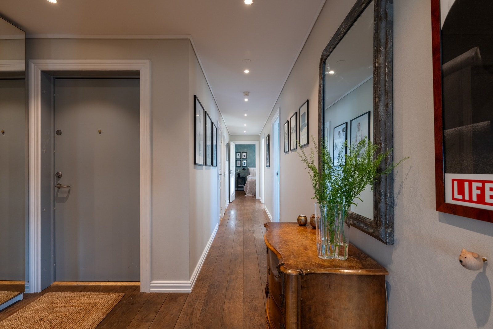 Leiligheten ligger i oppgangens 5. etasje med heisadkomst fra felles oppgang og gir et umiddelbart godt inntrykk. Galleribilde