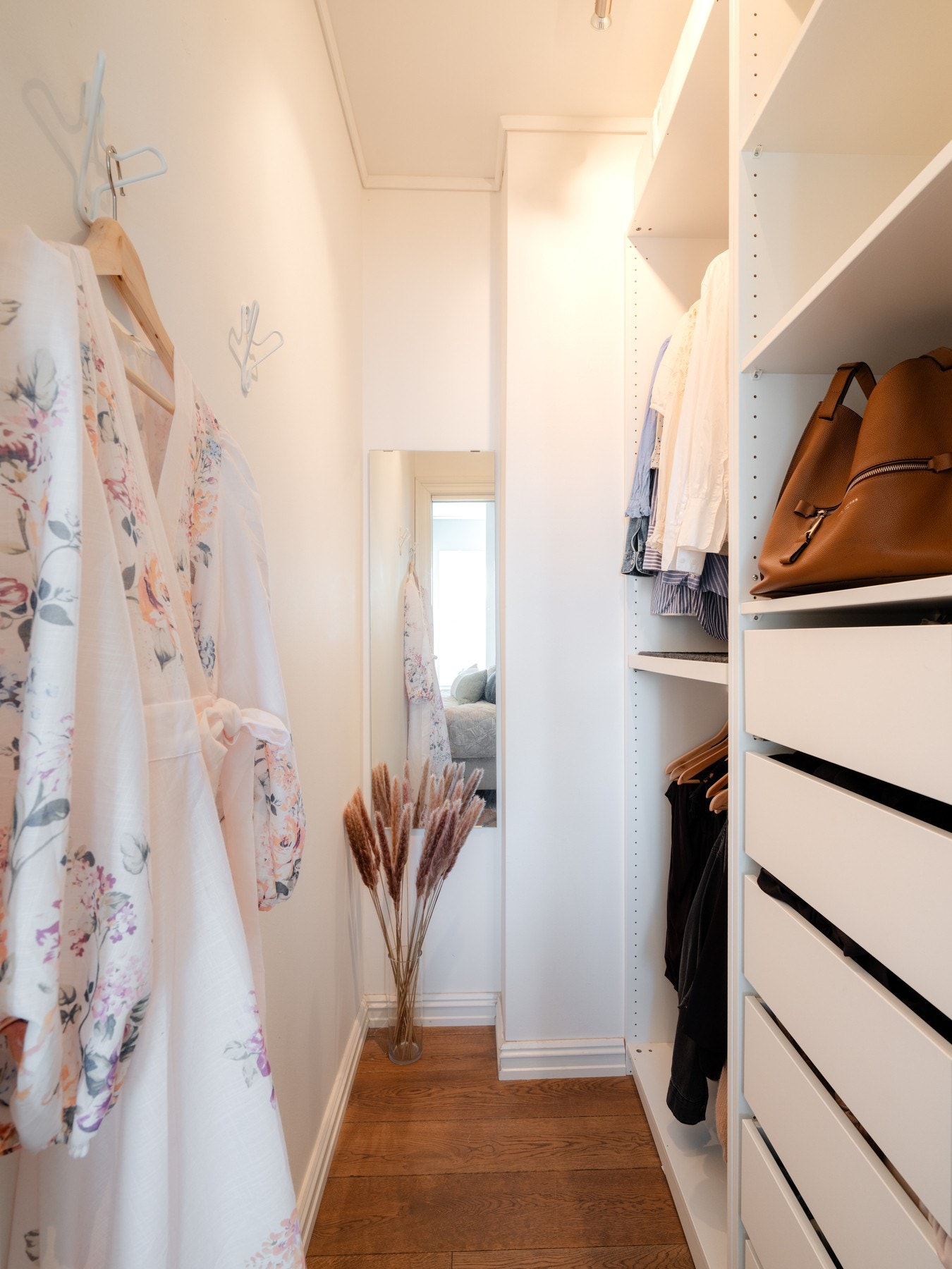 Praktisk omkledningsrom hvor du har godt med plass for klærne dine. Galleribilde