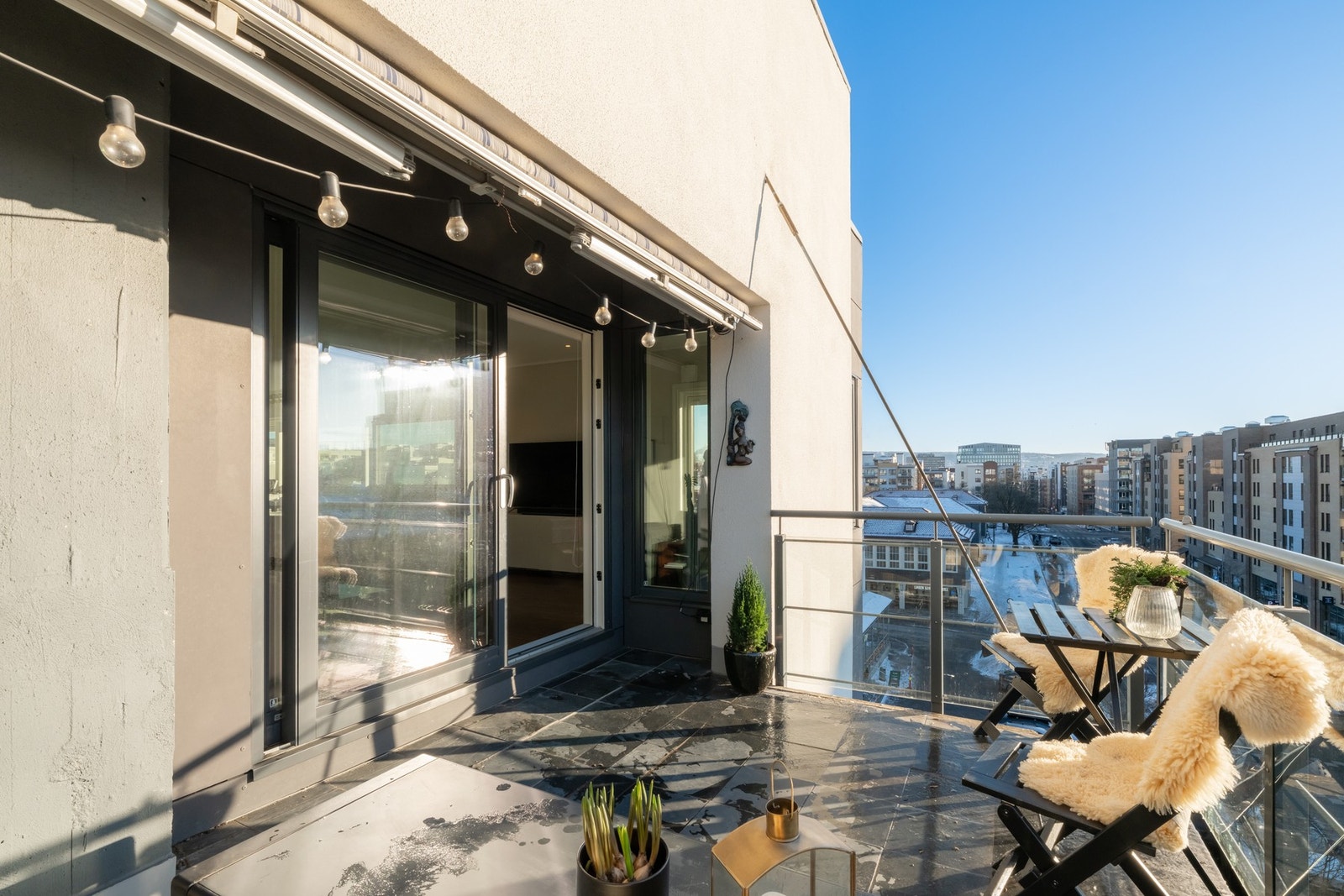 Beliggenheten i 5. etasje kombinert med glassrekkverket gjør at uteplassen føles luftig og åpen. Galleribilde