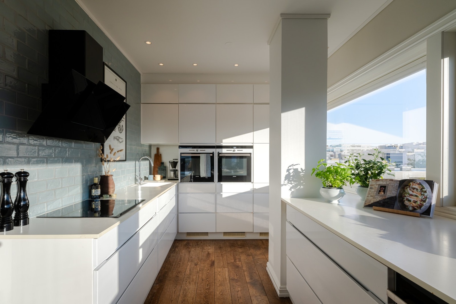 Videre har den ene veggen delikate fliser som setter et fint preg på rommet. Galleribilde