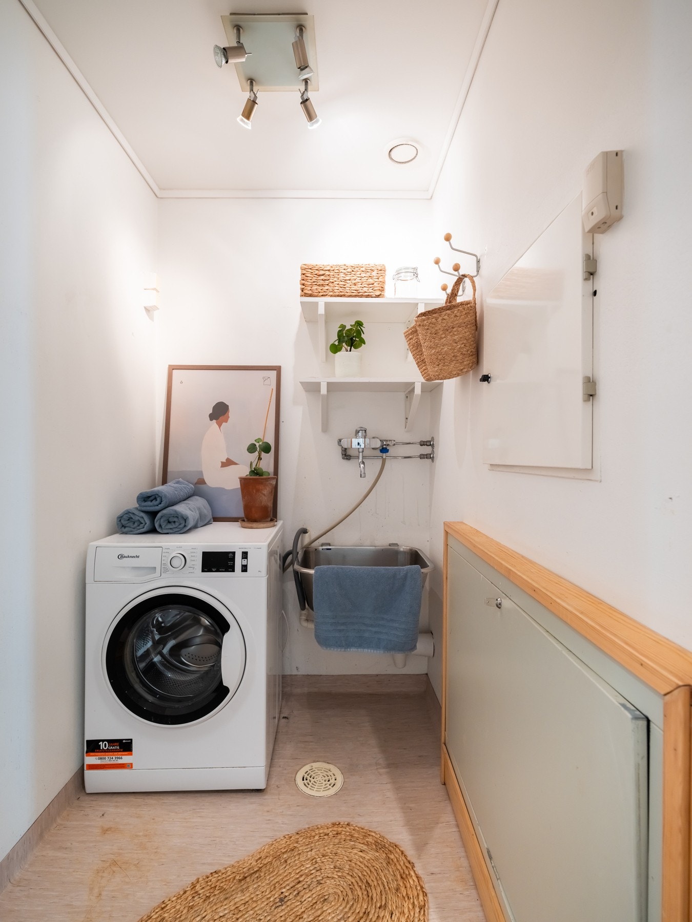 Praktisk vaskerom med opplegg for vaskemaskin og plass til tørketrommel. Galleribilde