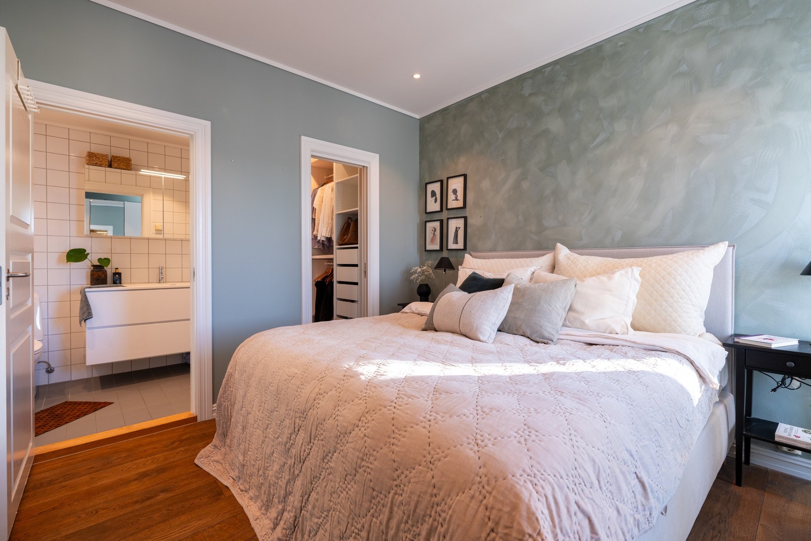 Få "hotellfølelsen" med eget omkledningsrom og bad tilknyttet soverommet. Galleribilde