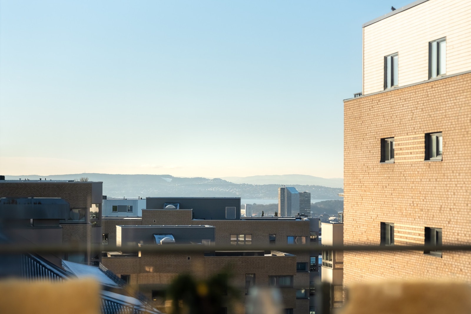 Balkongen har en nydelig utsikt over takene og mot fjorden. Galleribilde