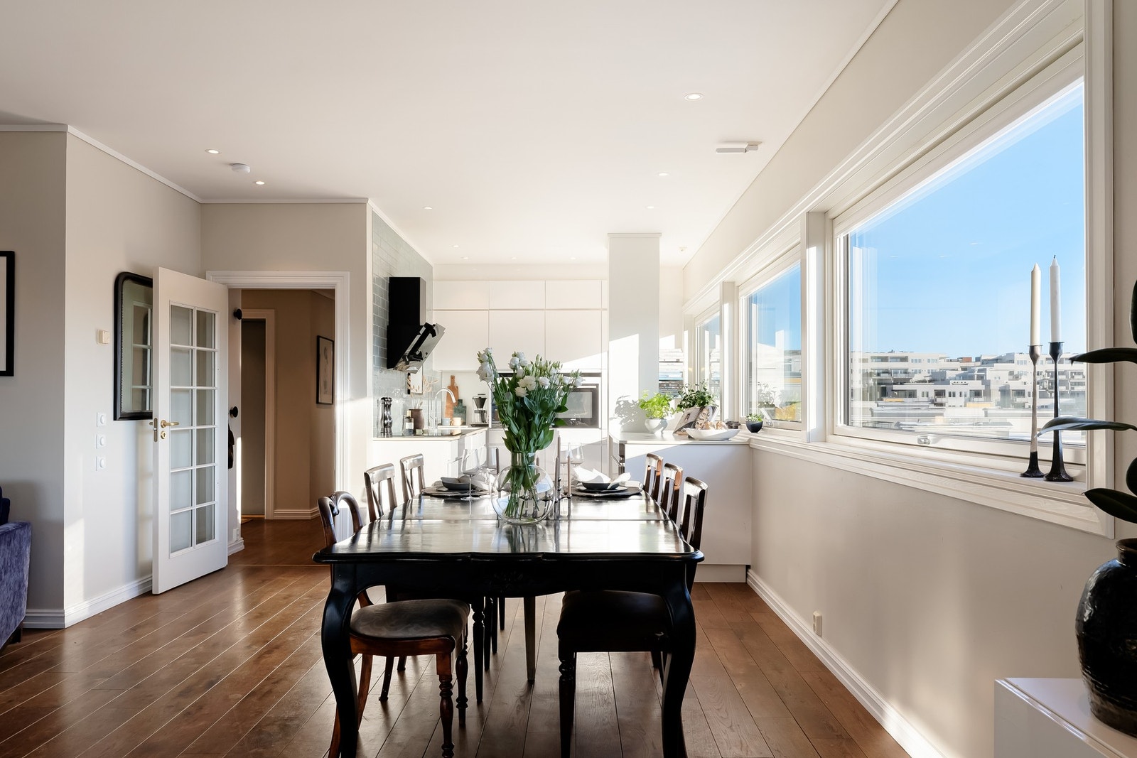 Lekkert Kvik-kjøkken fra 2013 som er godt utnyttet med mye skap, skuffer og benkeplass. Galleribilde