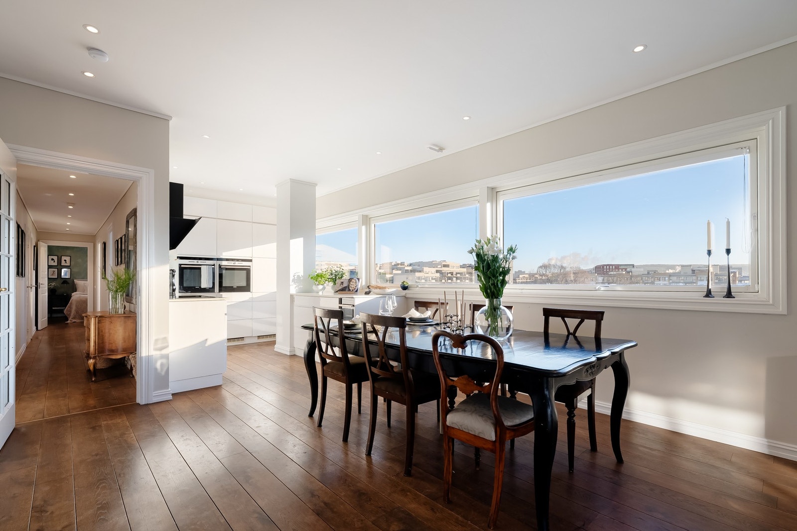 Her er det god plass til et langbord hvor du kan invitere til hyggelige sammenkomster, gode samtaler og deilige middager. Galleribilde