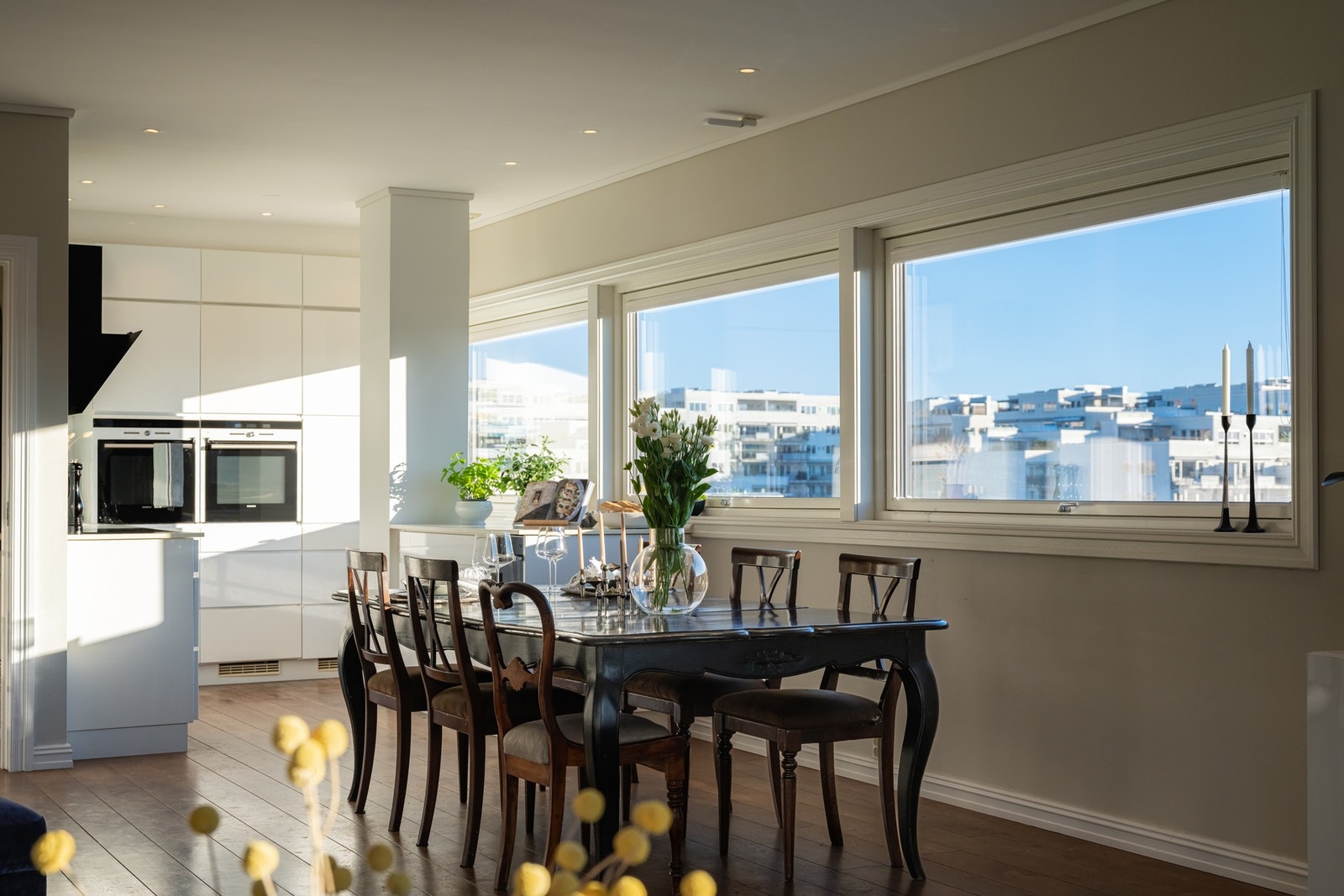 En perfekt familiebolig for deg som ønsker gode solforhold, god takhøyde, store vinduer som slipper inn masse naturlig lys og vil ha det enkelt i en travel hverdag. Alle vinduer og terrassedør ble byttet i 2024. Galleribilde