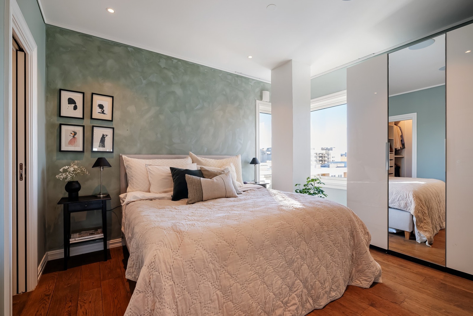 Boligen har i alt tre soverom som er praktisk plassert vegg-i-vegg med hverandre. Galleribilde