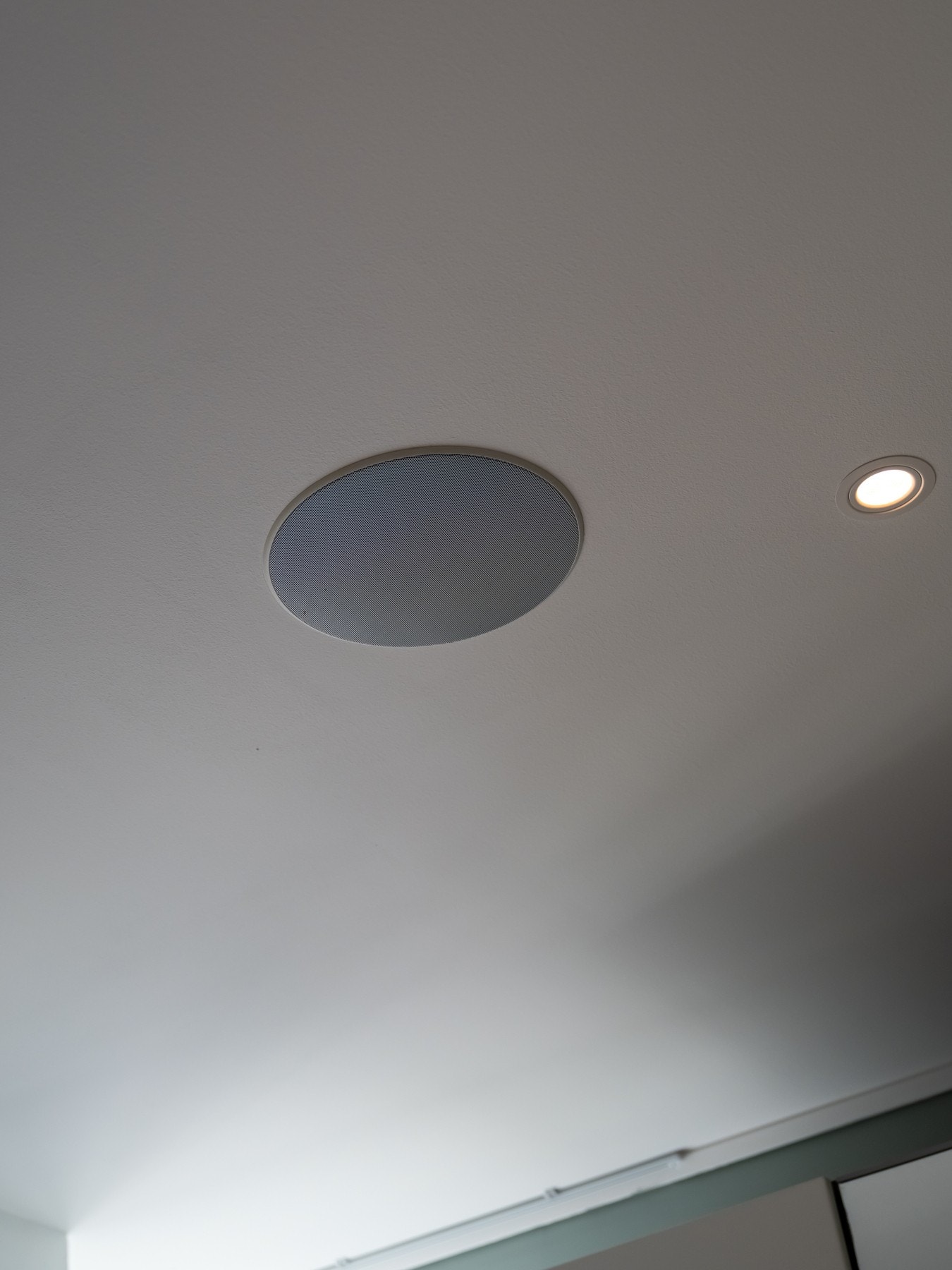 Boligen ble omfattende oppgradert i 2013 med blant annet integrerte høyttalere fra Sonos i stue, baderommene og hovedsoverommet. Galleribilde