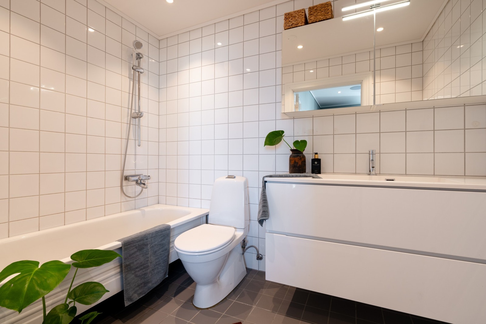 Baderommet er flislagt og romslig med varme i gulv. Galleribilde