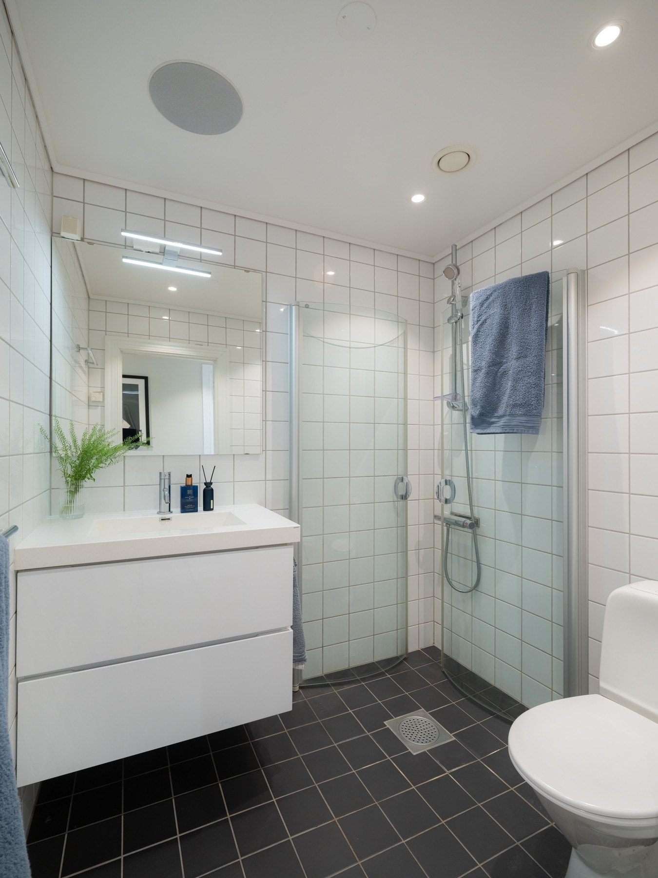 Boligens hovedbad er lyst og flislagt med inngang fra entréen. Galleribilde