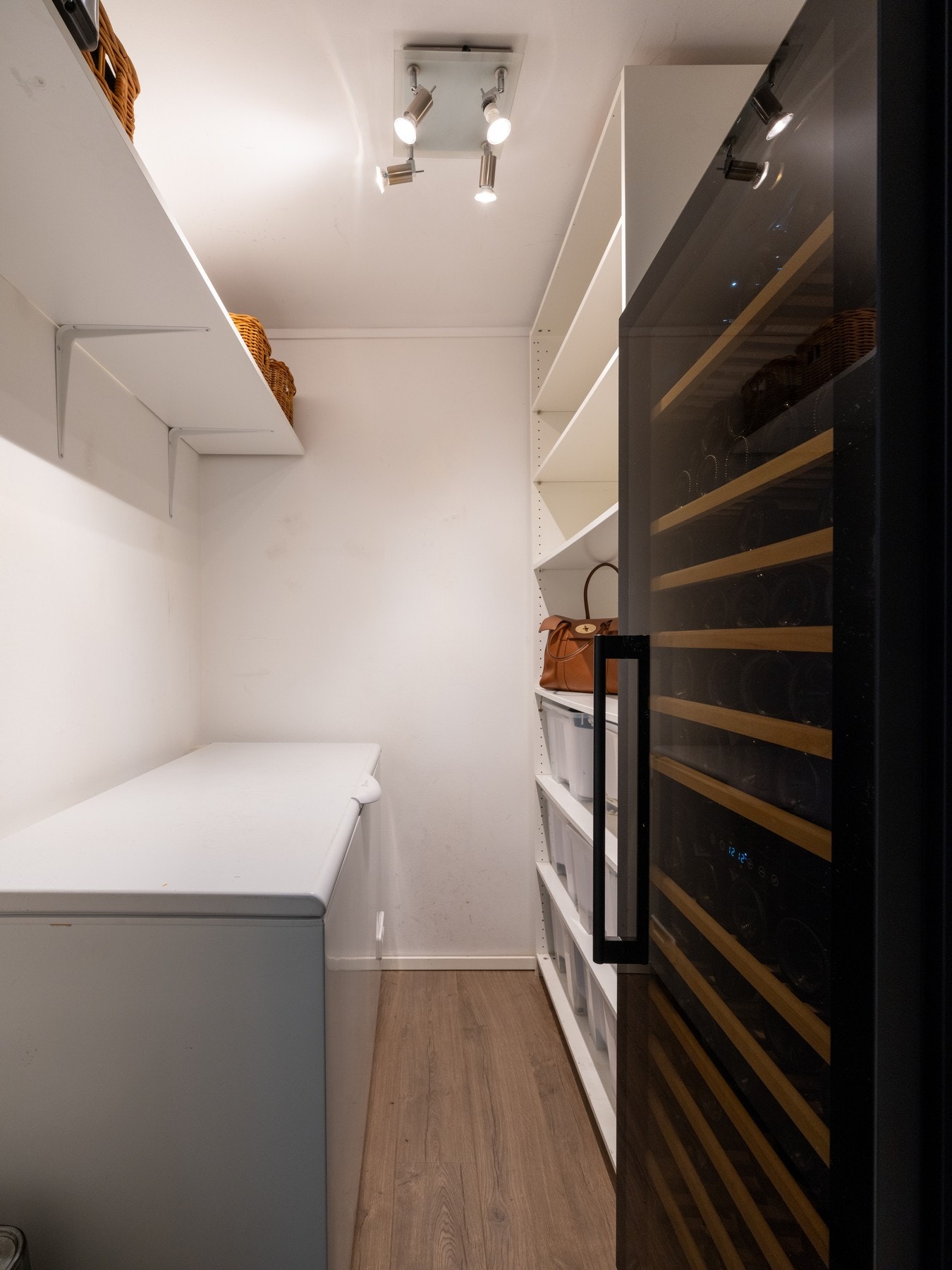 I tilknytning til entréen er det en praktisk innvendig bod som byr på godt med plass til yttertøyet, ekstra fyser, vinkjøleskap og eventuelt annet du ikke ønsker skal stå synlig fremme i hverdagen. Galleribilde