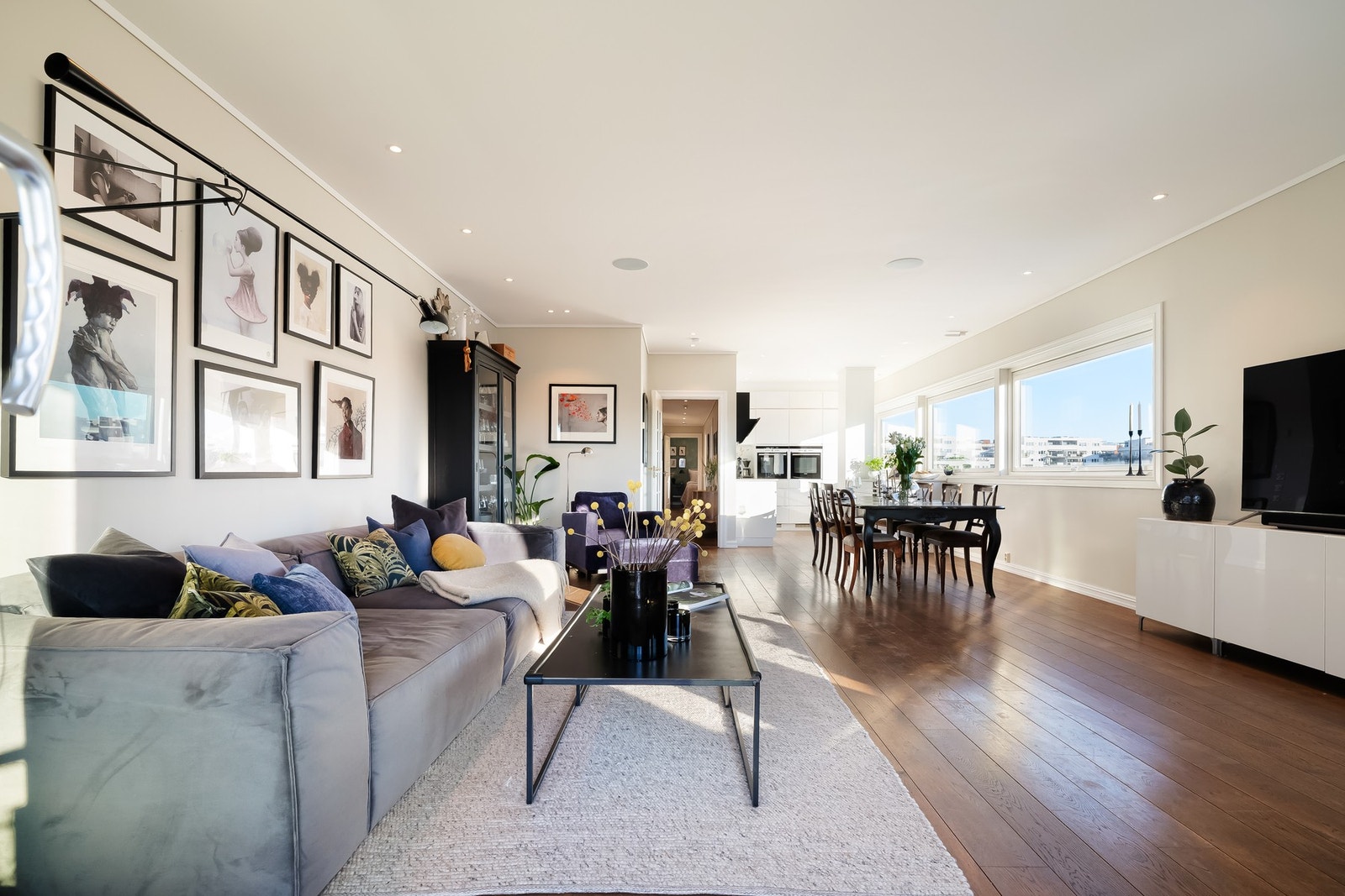 Mellom stue og kjøkken er det fint å plassere spisebordet. Galleribilde