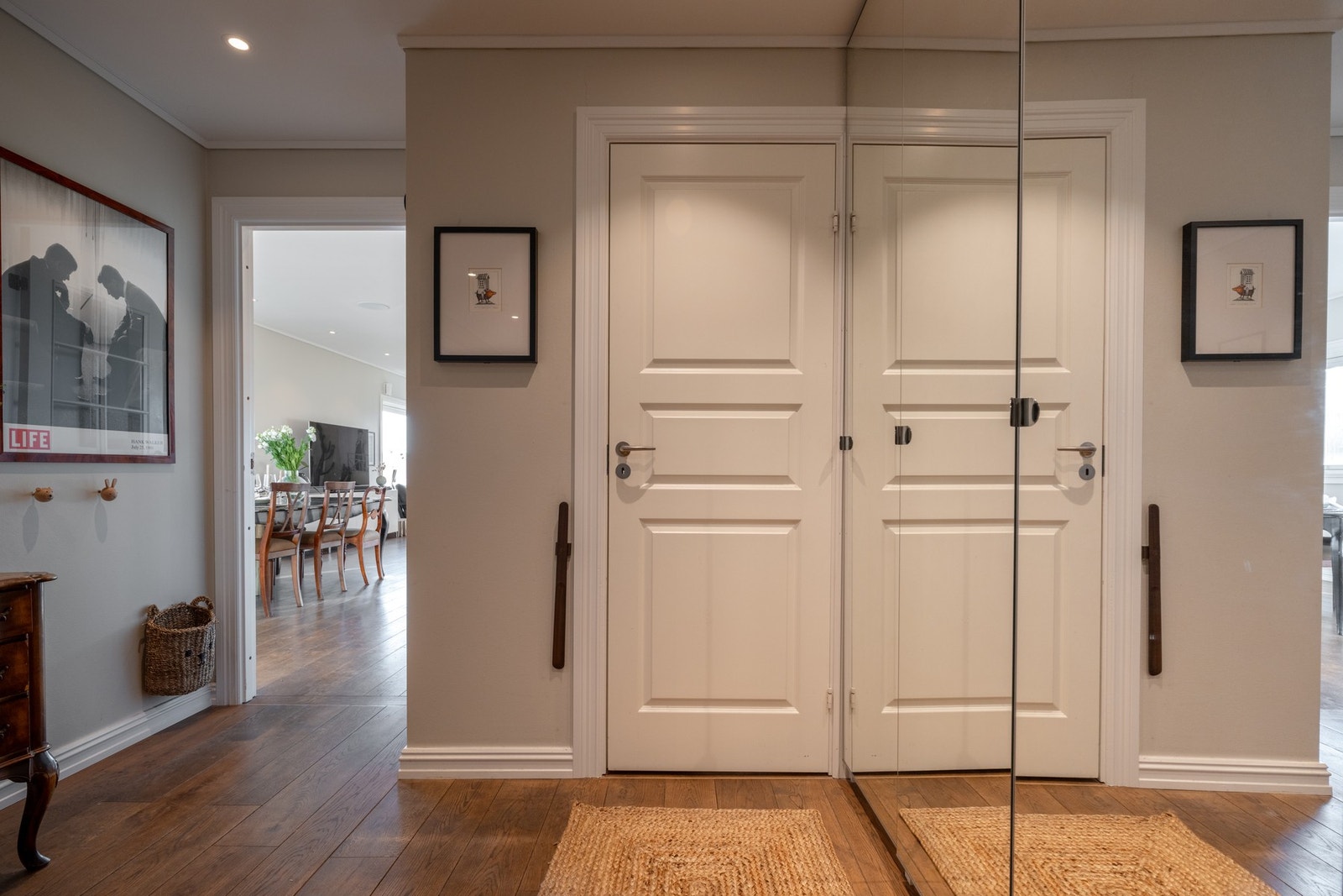 Her møtes du av en innbydende entré med downlights i himling, 1-stavs eikeparkett på gulv og malte overflater. Galleribilde