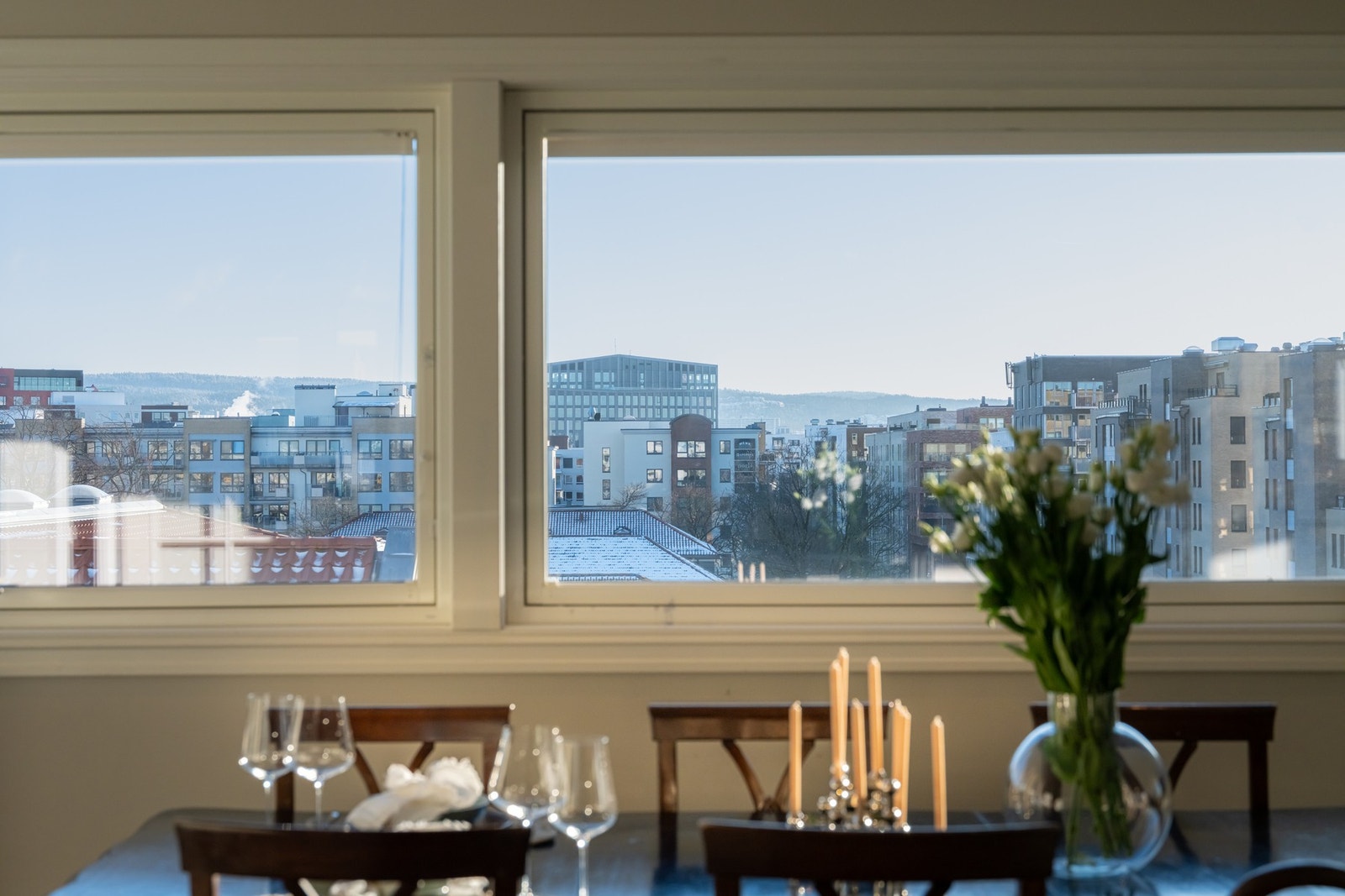 Dette er en tiltalende 4-roms endeleilighet beliggende i byggets 5. etasje med heisadkomst. Galleribilde