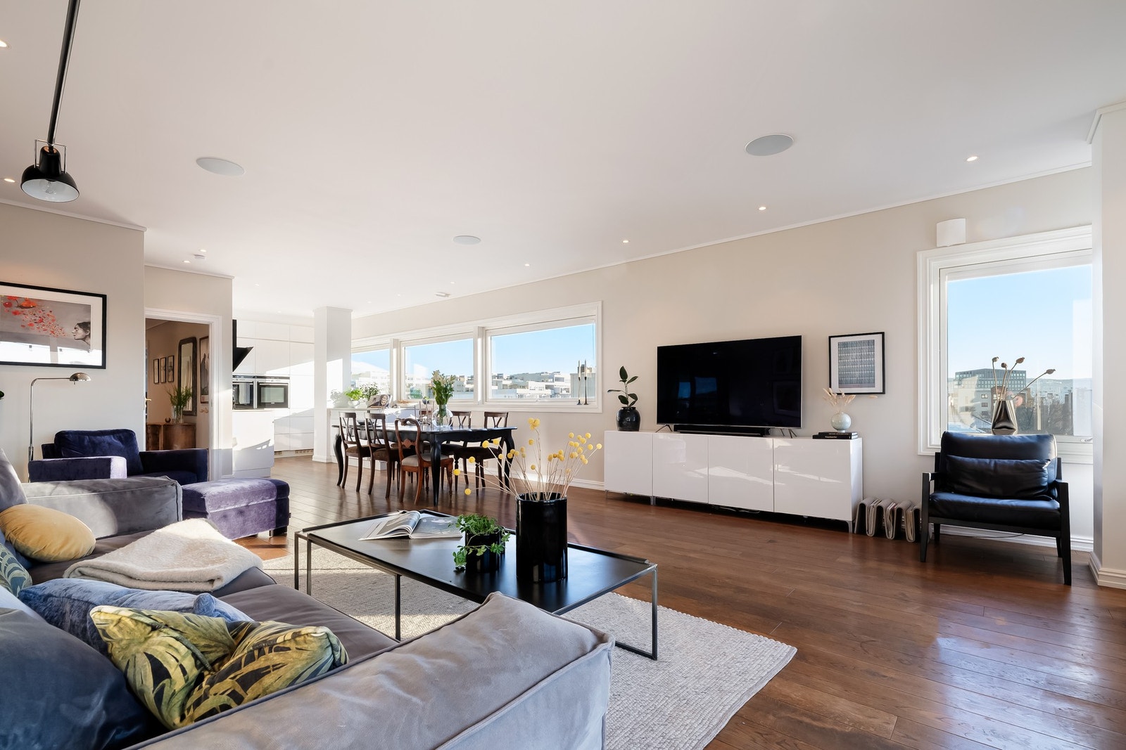 Stue og kjøkken ligger i en åpen løsning, noe som gir et sosialt allrom samtidig med en tydelig soneinndeling. I 2024 ble det montert innvendig plisse gardiner på alle vinduer i stue foruten vinduet bak stolpen på kjøkkenet. Galleribilde