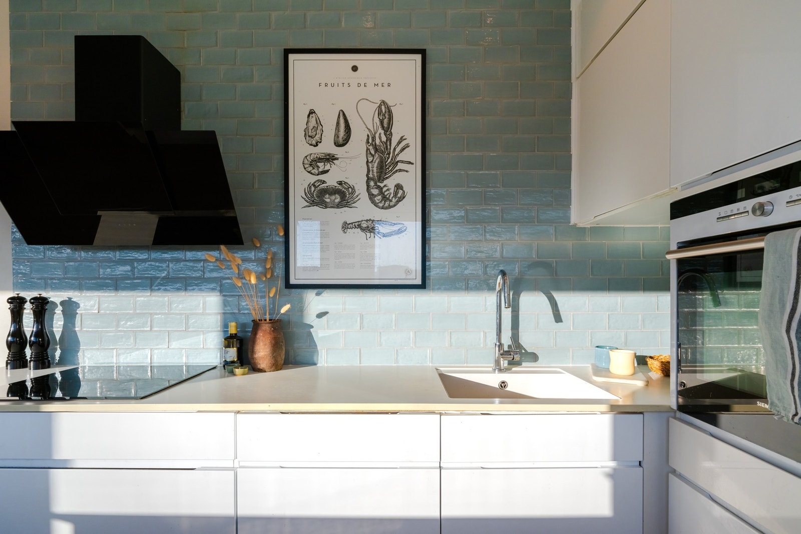 Videre har kjøkkenet integrerte hvitevarer (induksjonstopp, ventilator i stålhette med kullfilter, to stekeovner, kjøleskap og vinkjøleskap). Galleribilde