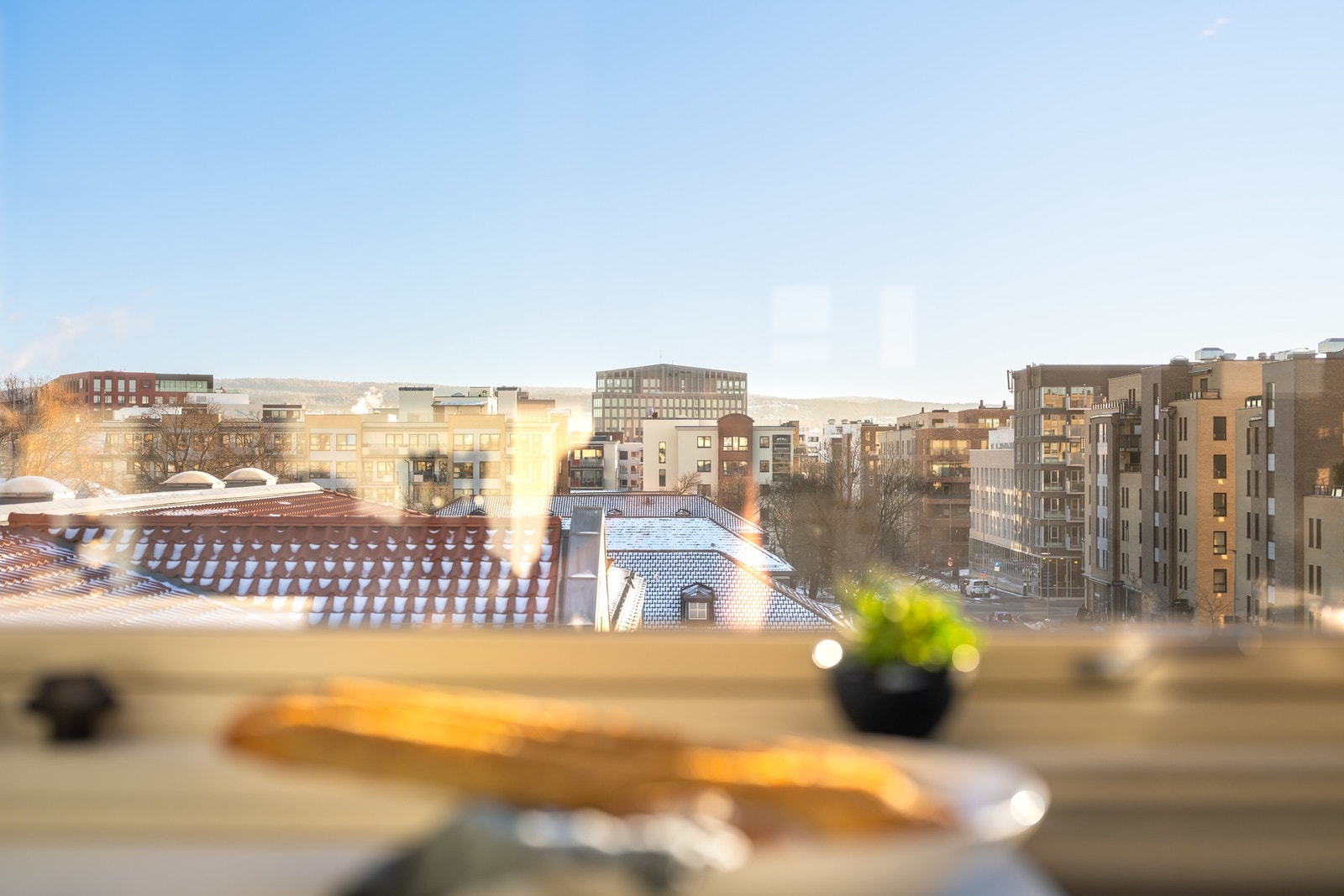 Vinduene langs benkeplaten gjør det hyggelig å lage dagens måltider mens du nyter omgivelsene og utsikten Galleribilde