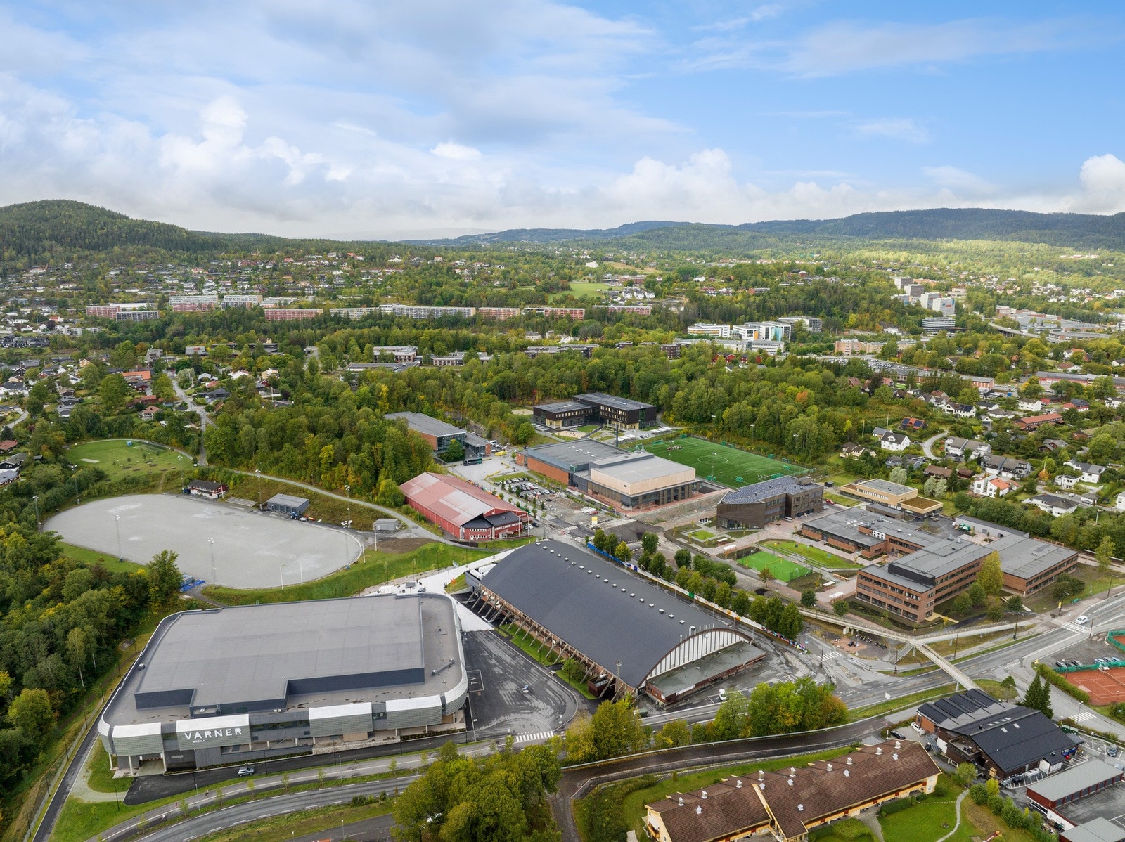 Ikke langt unna finner vi Risenga idrettsentrum. Her ligger nye Varner arena, Askerhallen, fotballbaner, skøytebane vinterstid samt Risenga svømmehall. Ved siden av svømmehallen ligger nye Risenga ungdomsskole og Bleiker videregående. Galleribilde