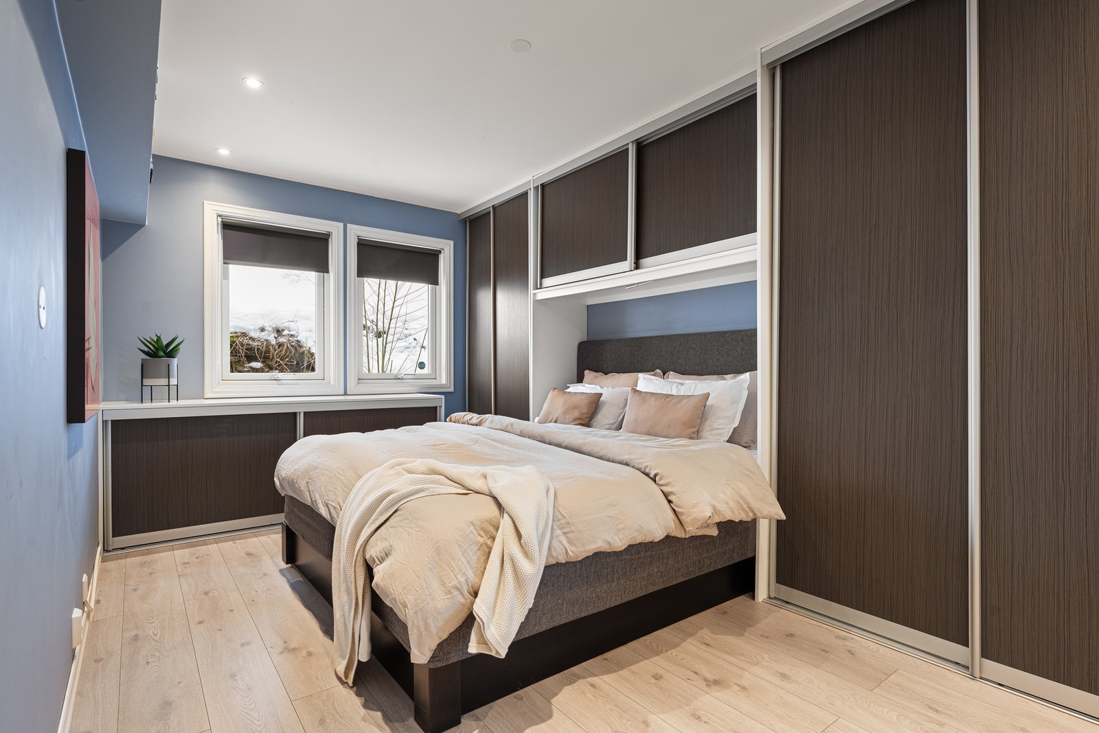 Et romslig soverom med egen dør ut til balkongen. Galleribilde