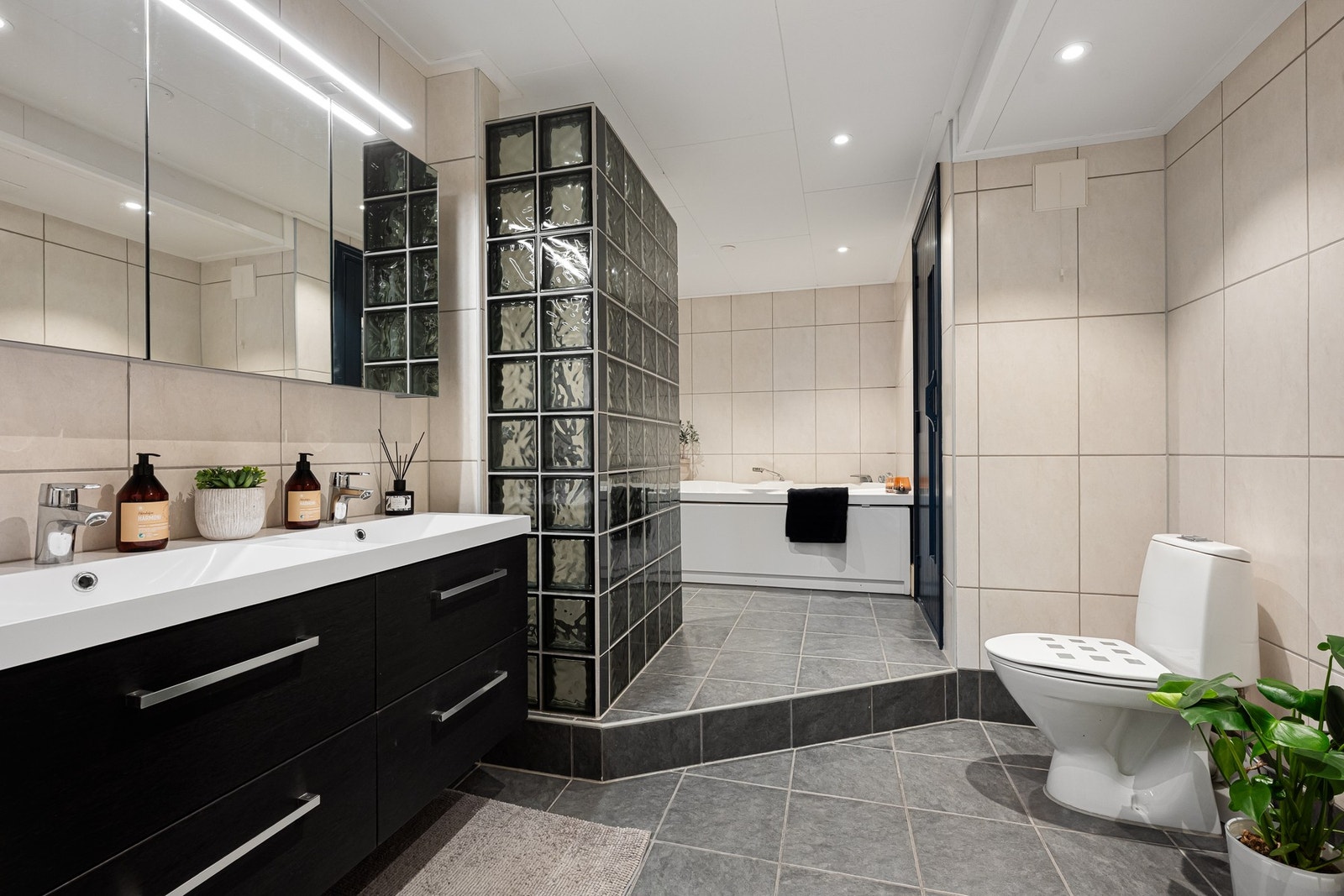 Badet i underetasjen er det romsligste av badene. Galleribilde