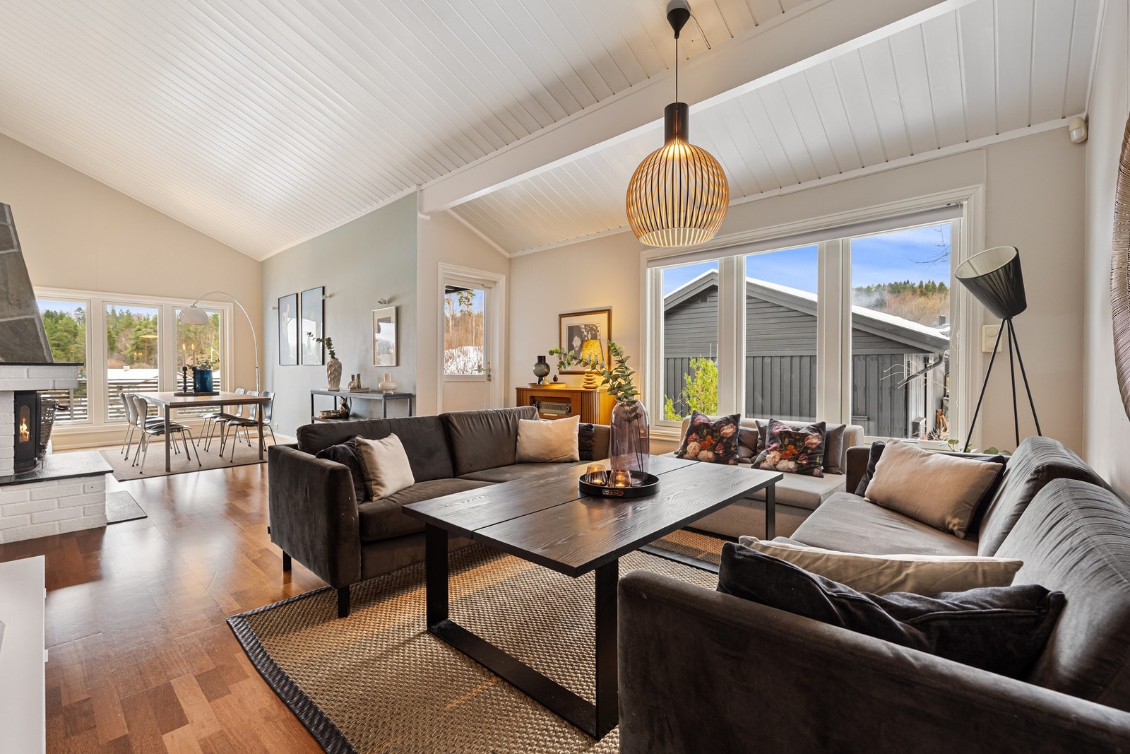 Videre inn i boligen finner vi stuen. Galleribilde