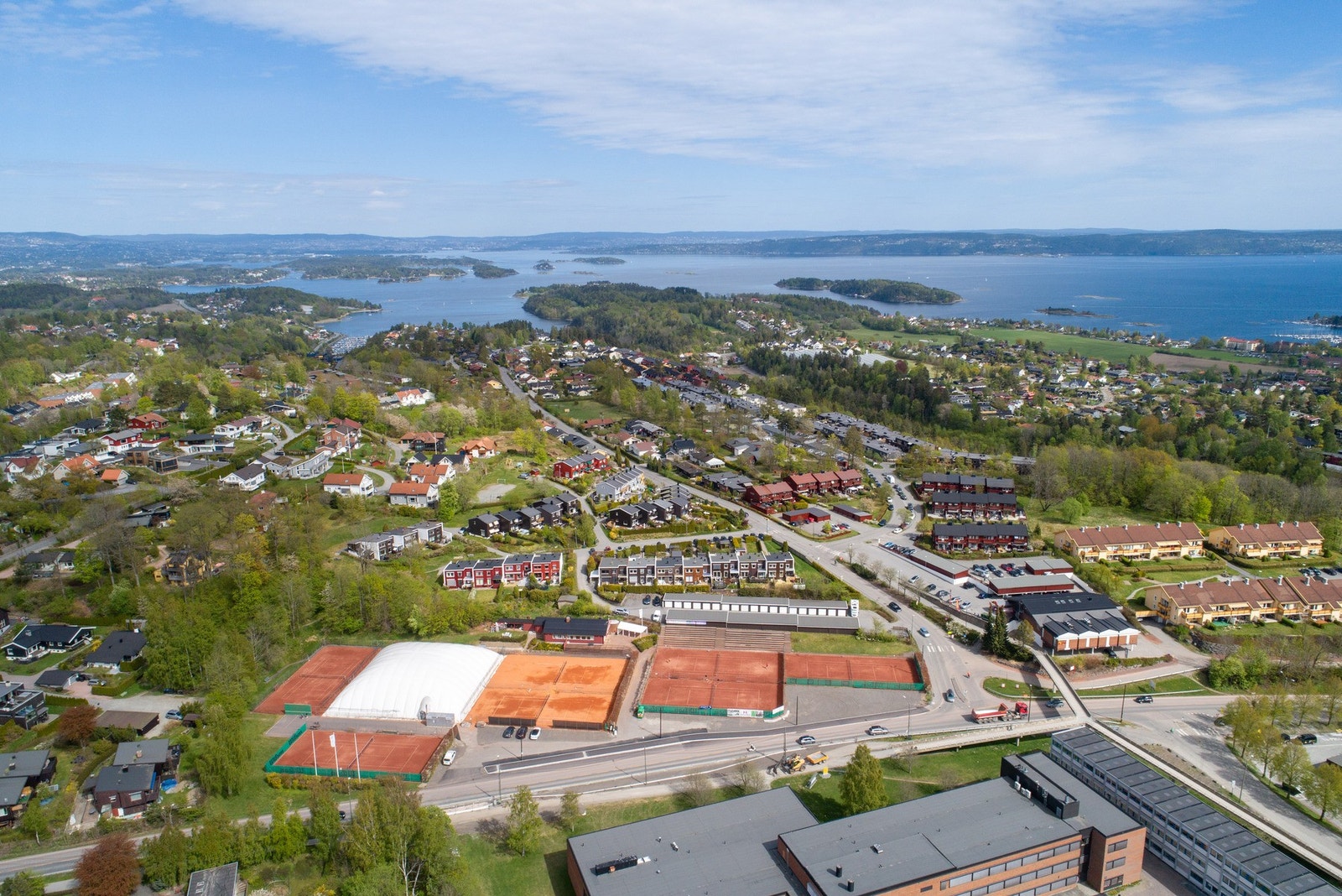 På andre siden av veien ligger Asker Tennisklubb. Galleribilde