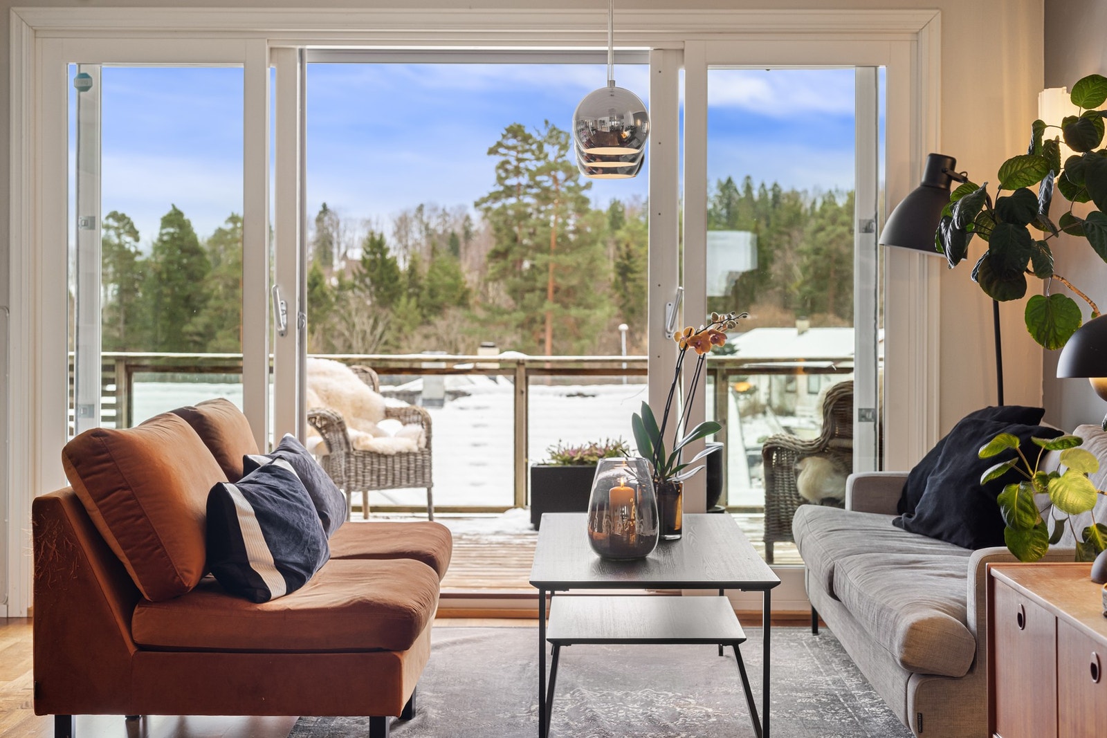 Fra loungen er det direkte adkomst til den store balkongen. Galleribilde