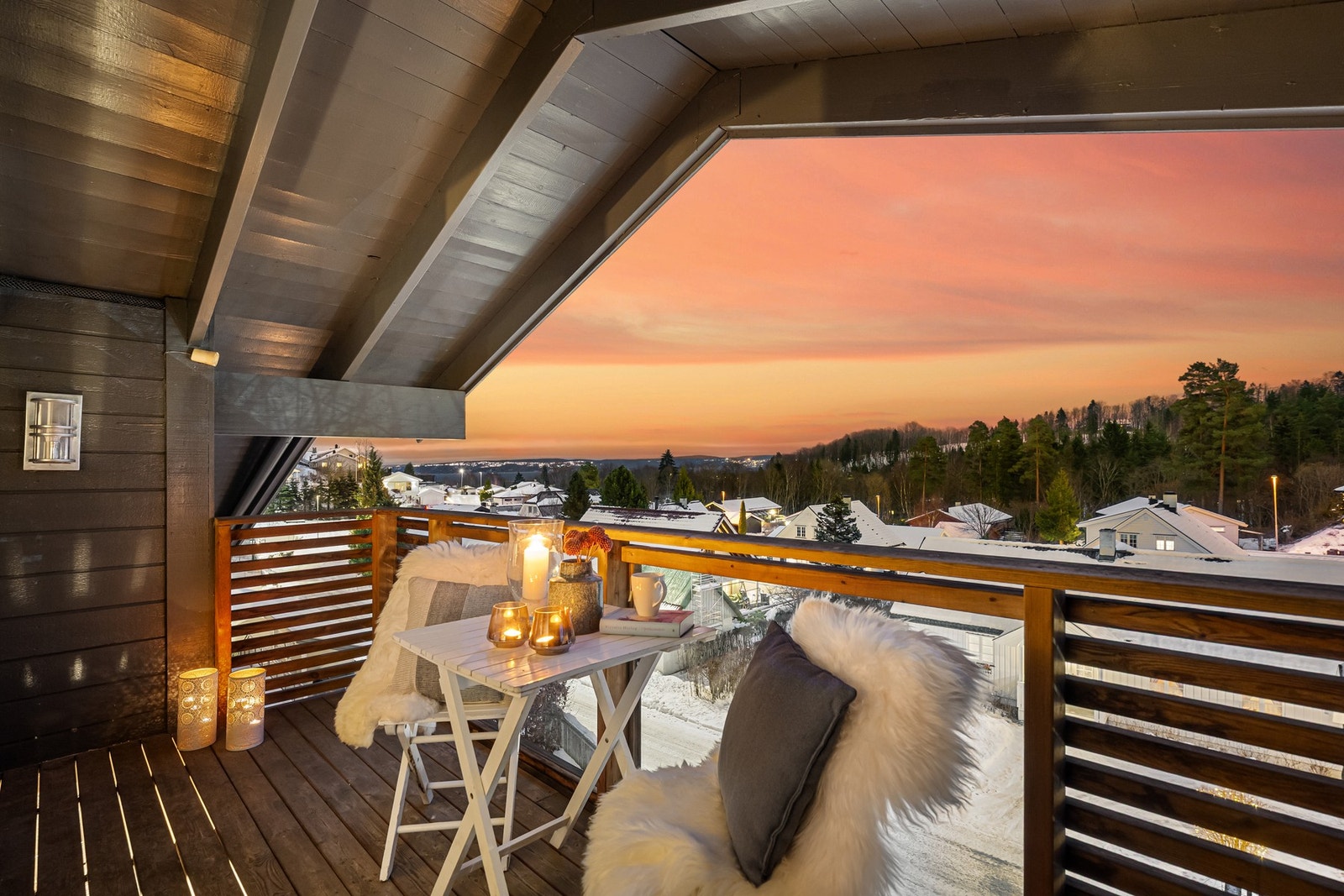 Balkongen er overbygd, og tilbyr kanskje den beste utsikten på eiendommen. Galleribilde