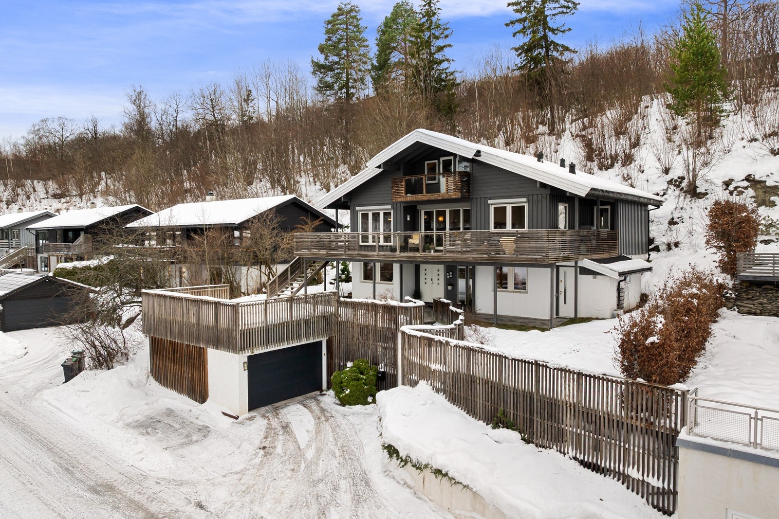 Boligen har også dobbel garasje med el-billader og ekstra oppstilling på gårdsplassen. Galleribilde