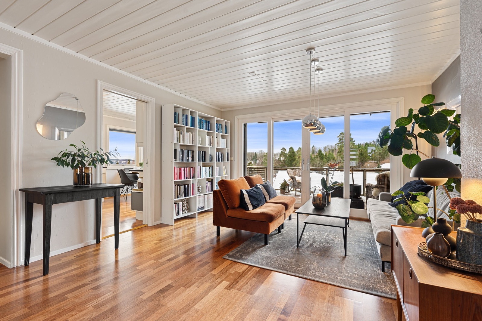 Et hyggelig samlingspunkt uten forstyrrelser, kun god utsikt og rikelig med dagslys. Galleribilde