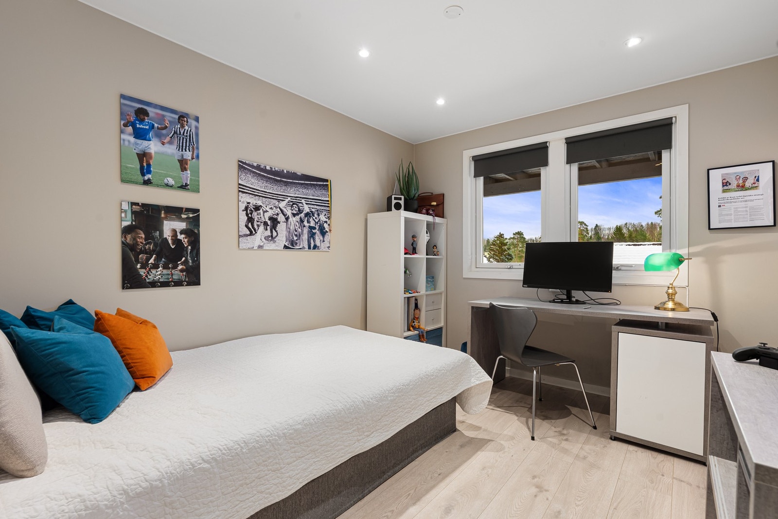 Til høyre for entréen ligger det et soverom, perfekt som barnerom. Galleribilde