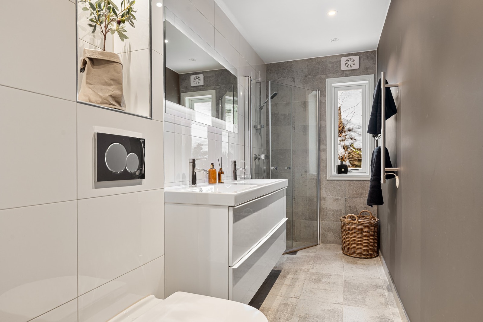 Det delikate badet i 1. etasje ble totalrenovert i 2016 fra grunnen og opp. Galleribilde