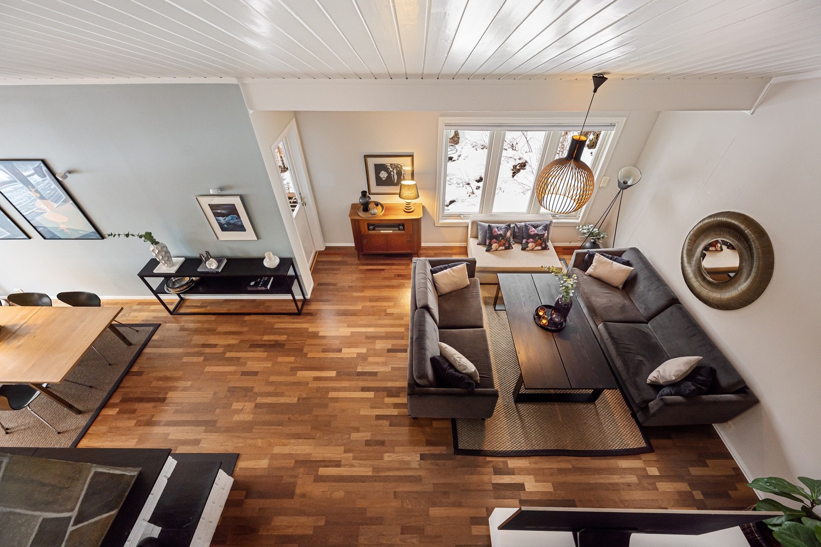 Stuen har god takhøyde og store vindusflater, det gir i høy grad en følelse av romslighet. Galleribilde