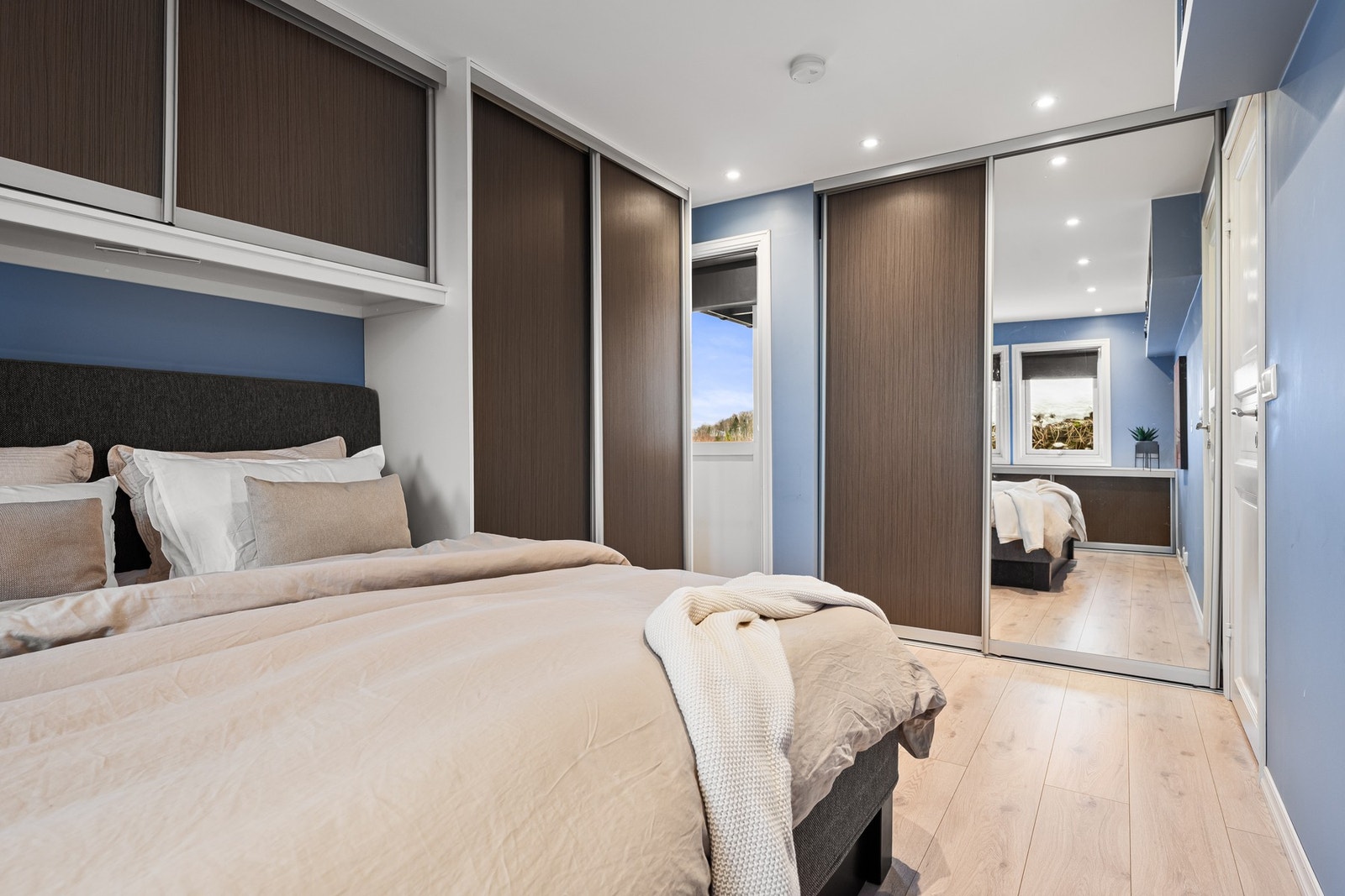 Eier har tenkt gjennomgående praktisk med f.eks. plassbygd oppbevaring på dette soverommet. Galleribilde