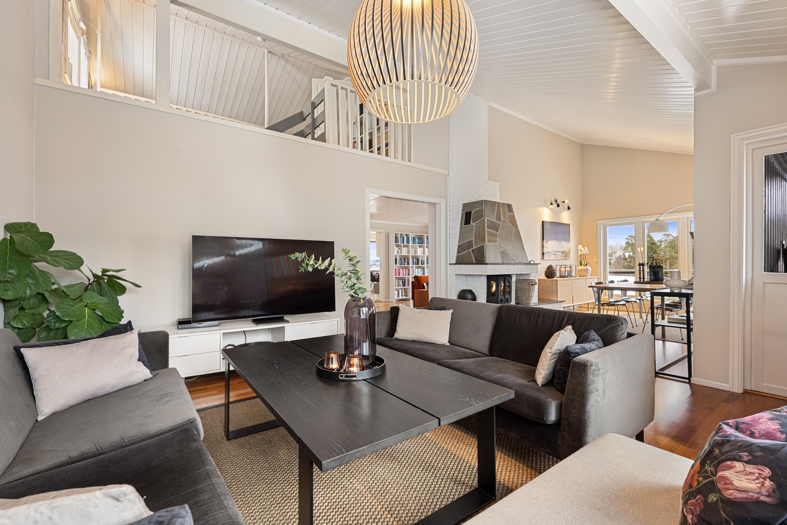 Stuen ligger åpent ut mot spisestuen. Galleribilde