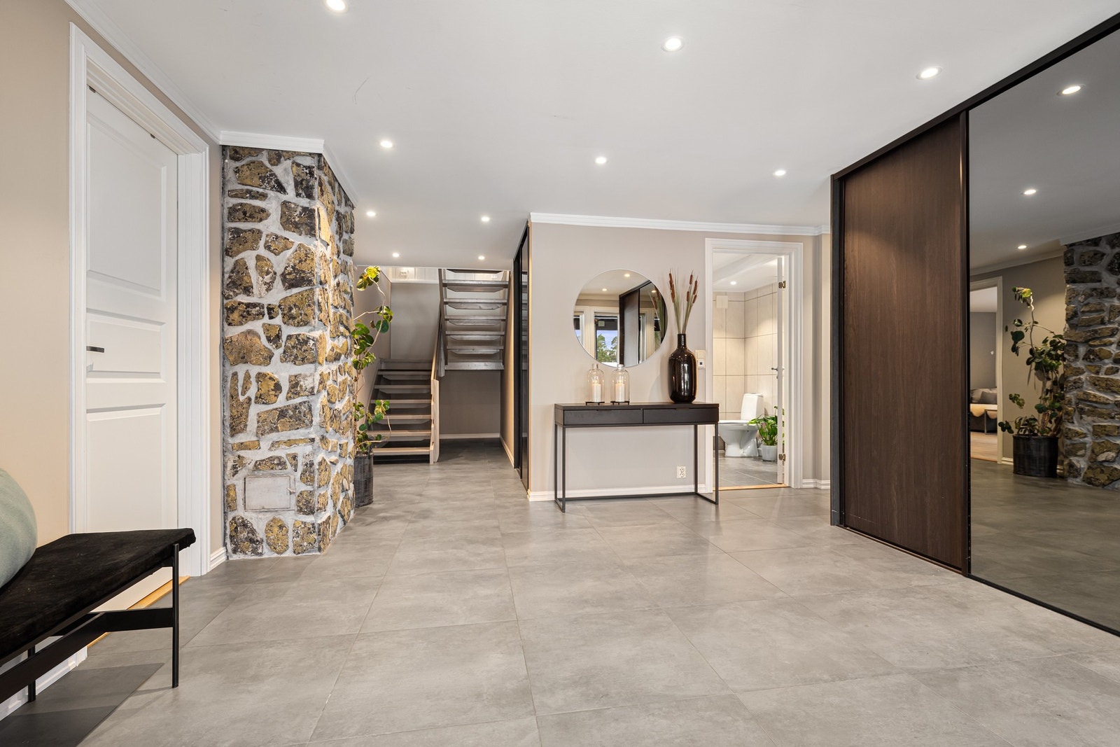 Entréen gir et godt førsteinntrykk og setter stemningen for resten av boligen. Galleribilde