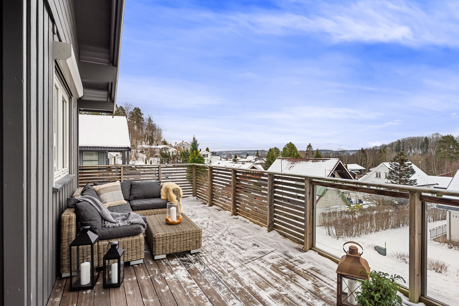 Her får du både sjøutsikt og gode solforhold, med morgen- og ettermiddag sol på sommerhalvåret. Galleribilde