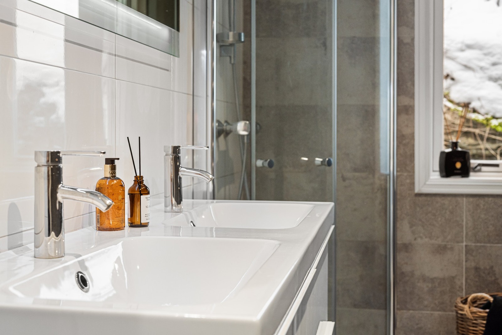 Her har eier valgt et arealeffektivt design med plass til dobbel servant. Galleribilde